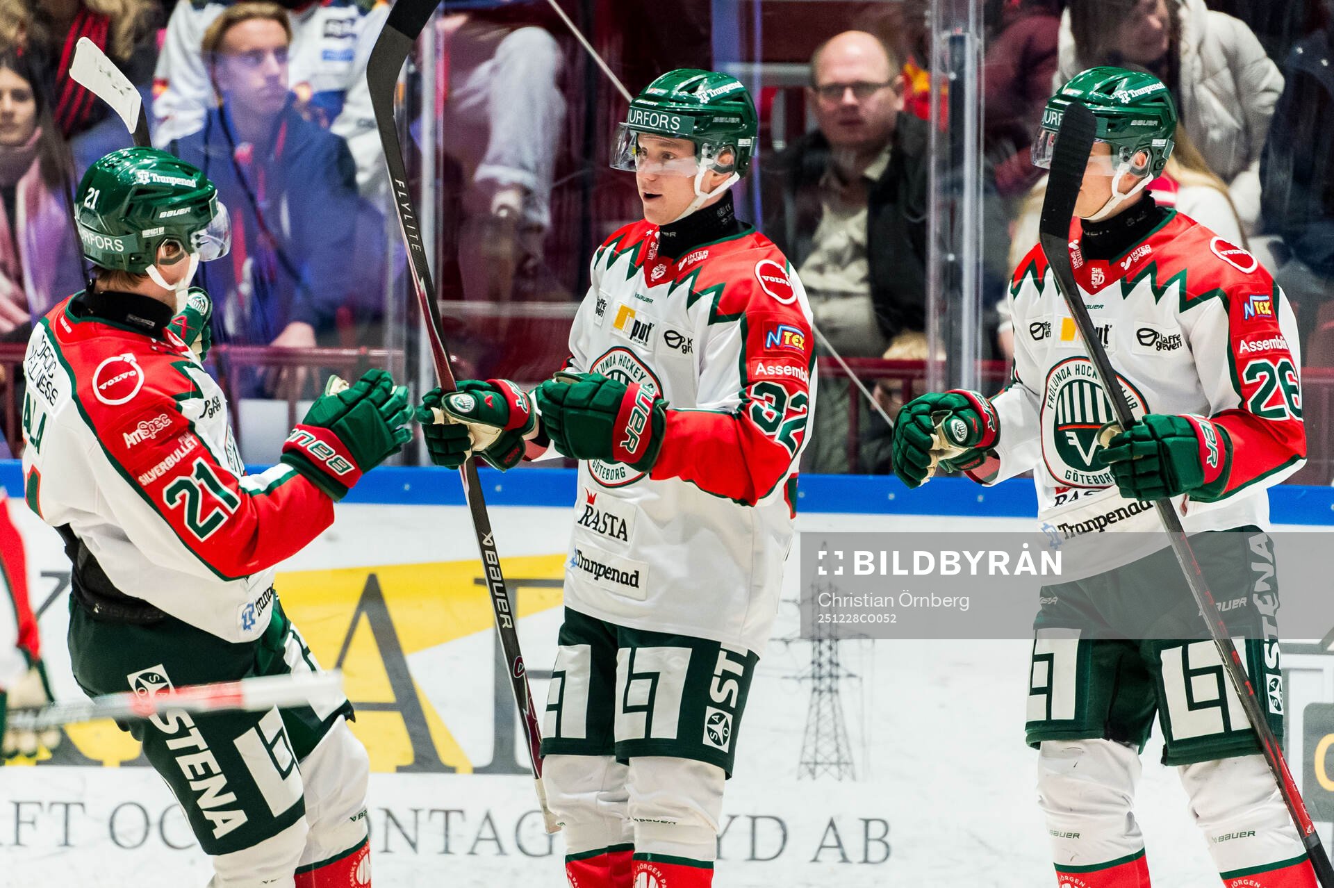 Frölundas Jere Innala, Noah Hasa och Isac Heens jublar
