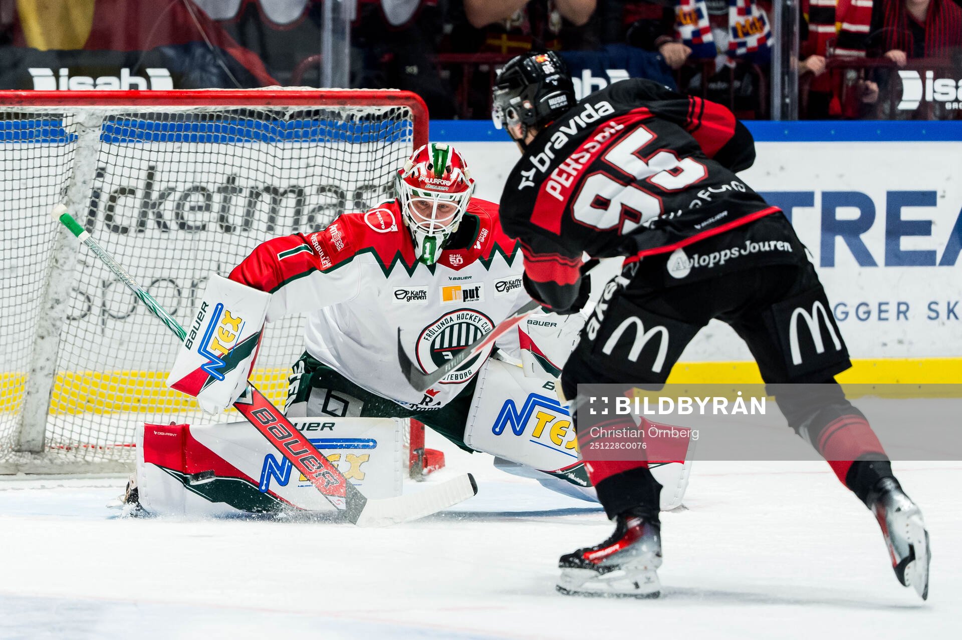 Frölundas målvakt Lars Johansson räddar straff från