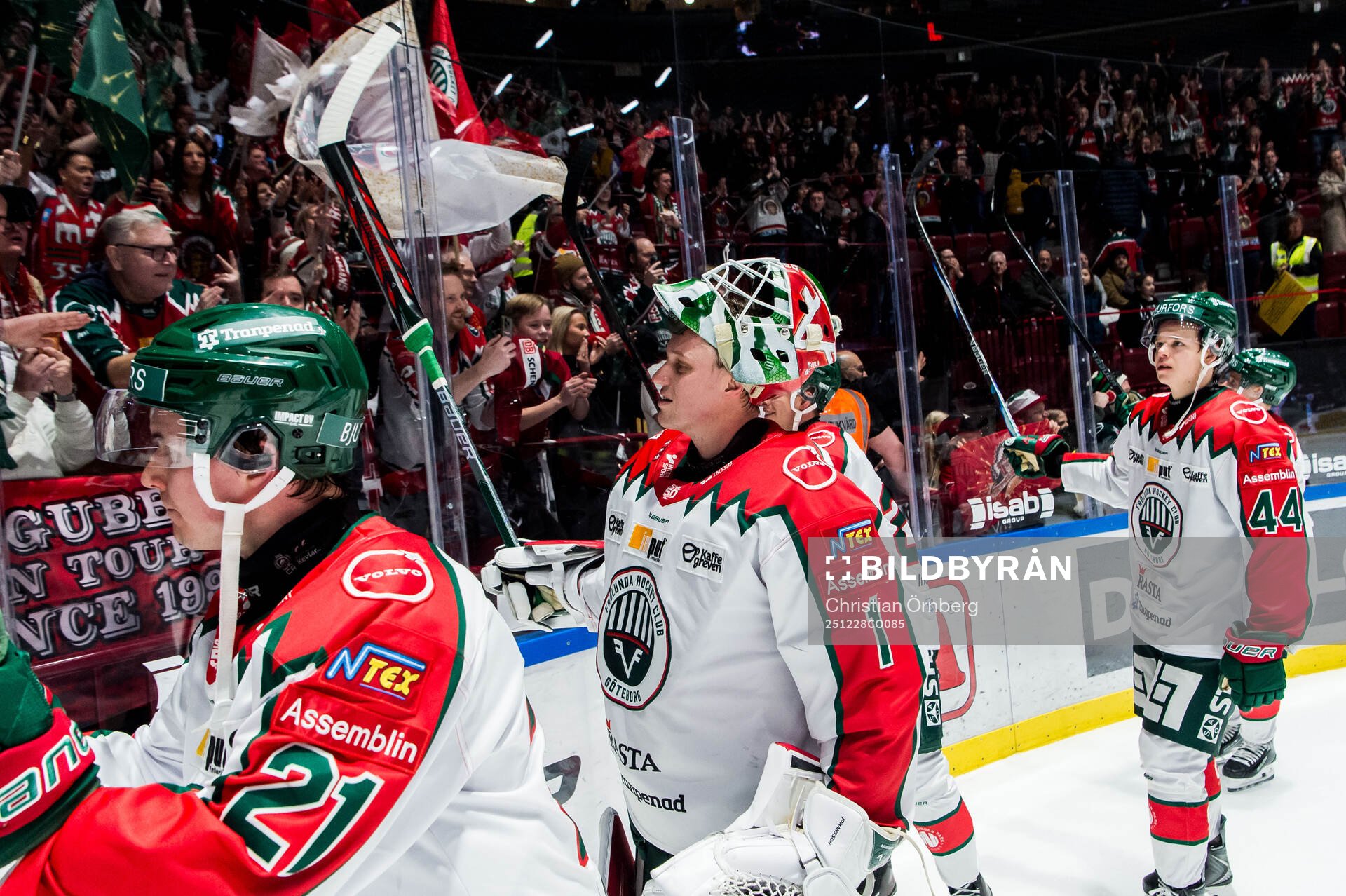 Frölundas målvakt Lars Johansson och supportrar jublar
