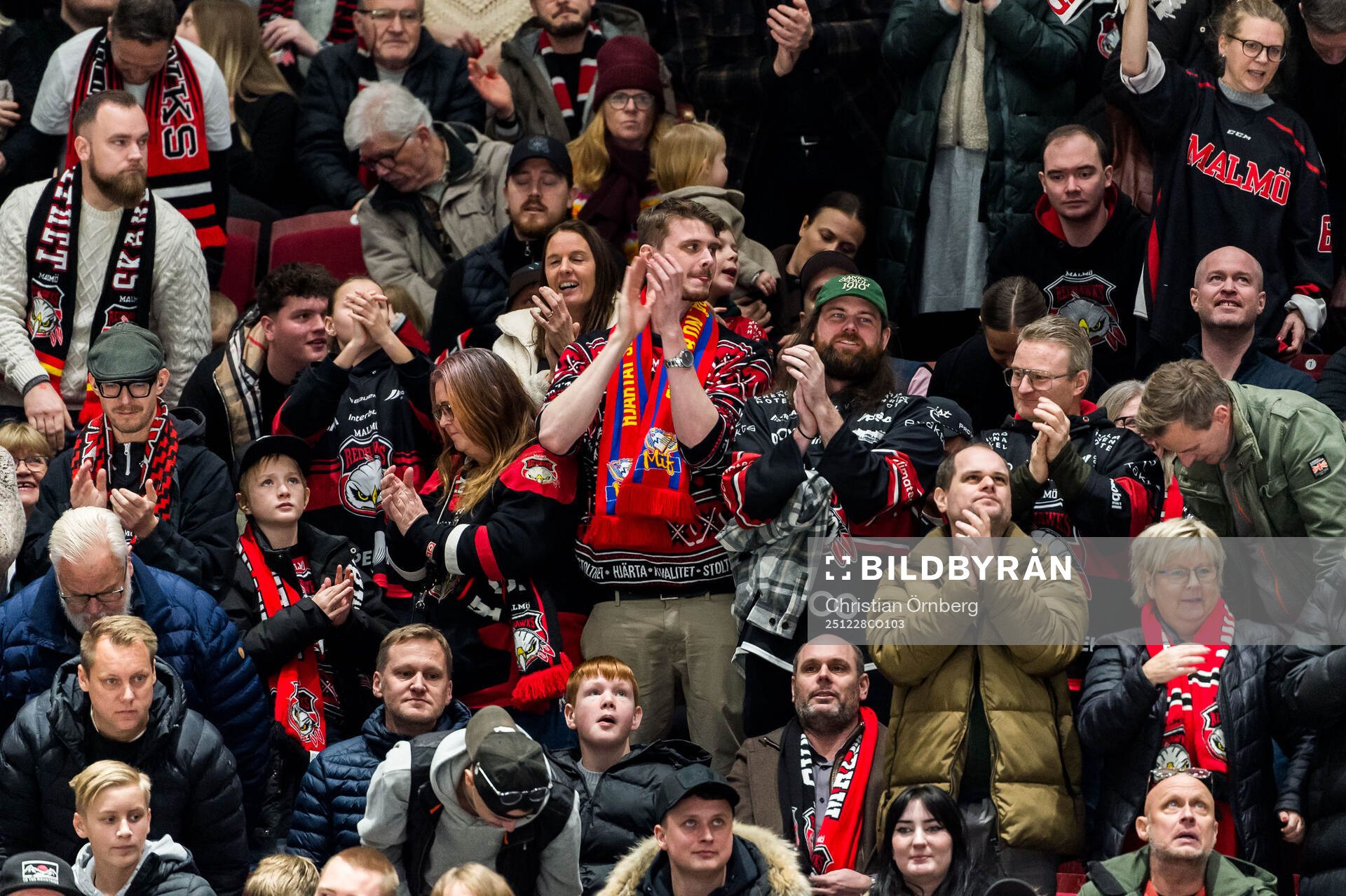 Malmö Redhawks supportrar jublar