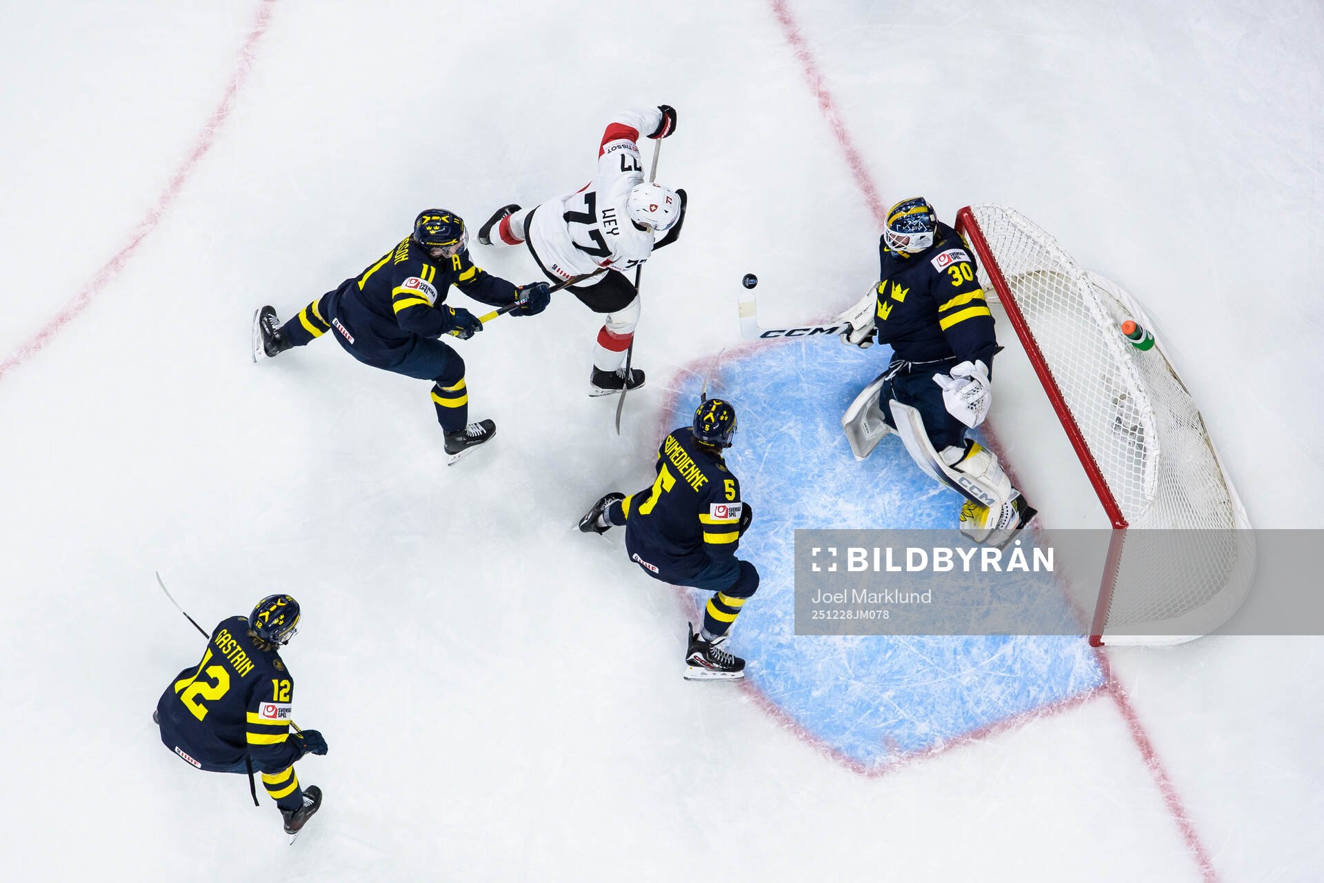 Loris Wey of Switzerland challenges Milton Gästrin, Lucas