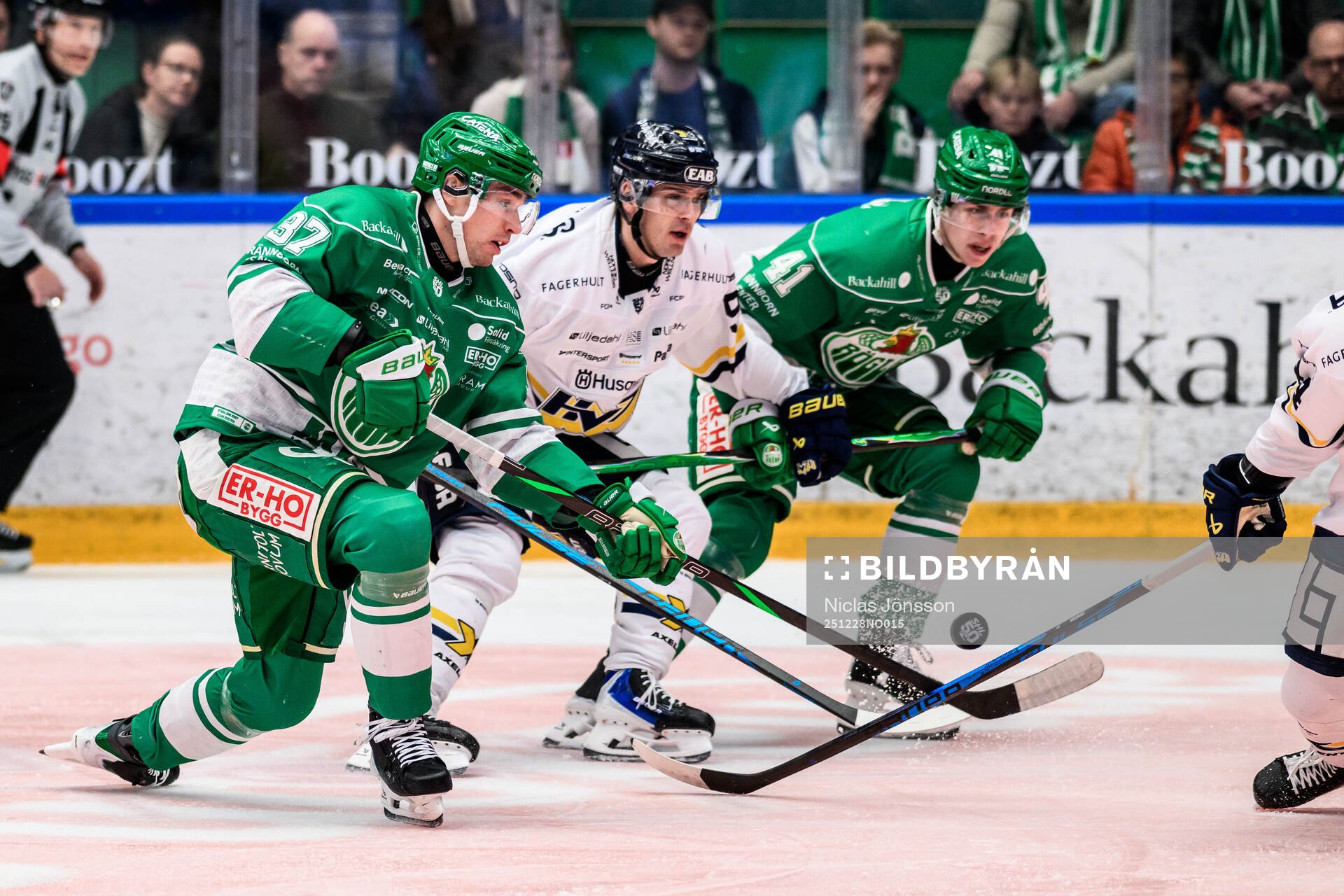 Rögles Albin Sundsvik och HV71s Nikola Pasic