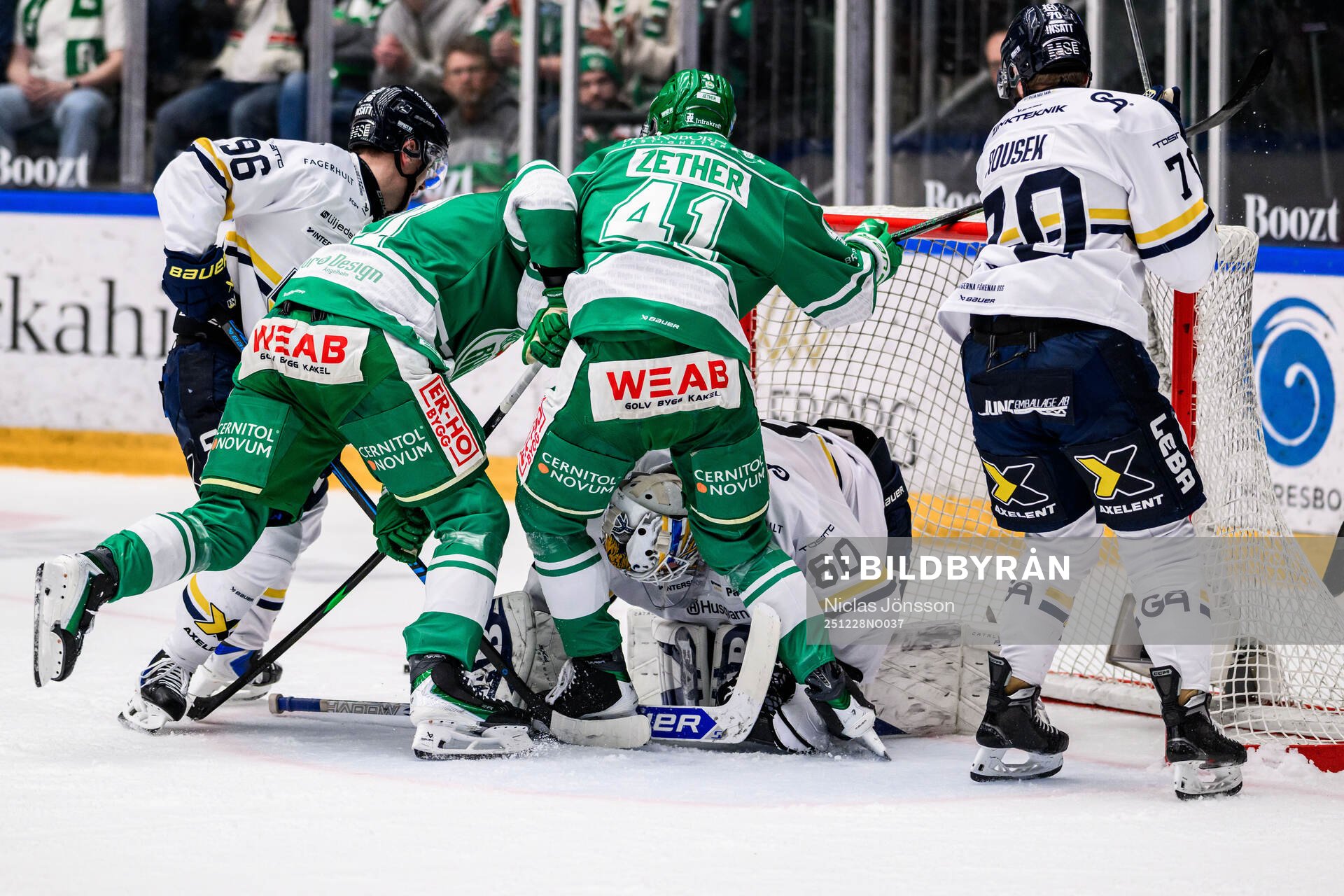 Rögles Leon Bristedt och HV71s målvakt Felix Sandström