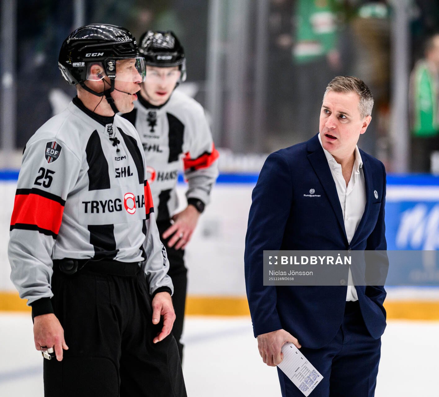 Domare Tobias Björk och Rögles tränare Dan Tangnes