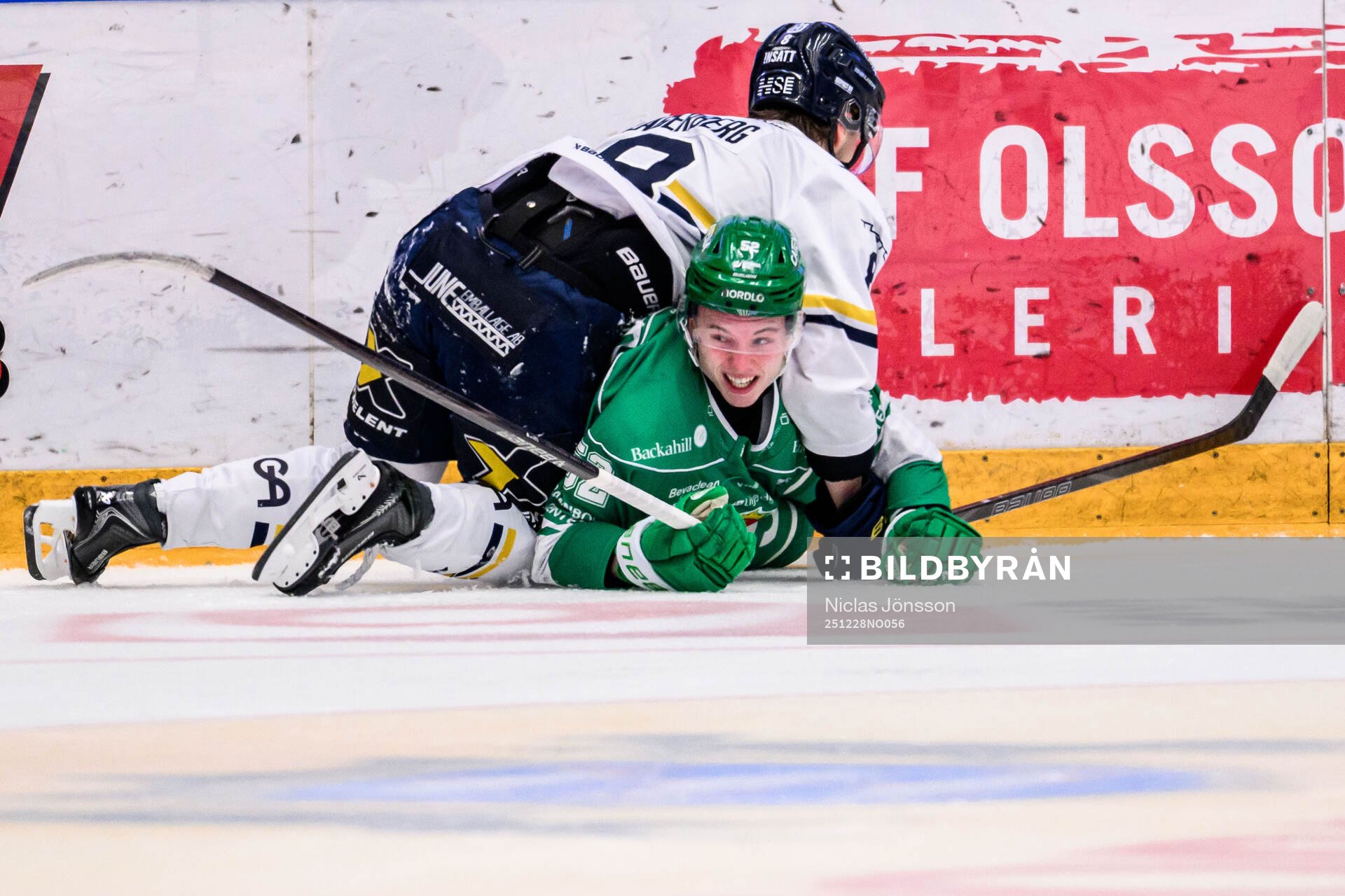 HV71s Lucas Lagerberg och Rögles Felix Nilsson