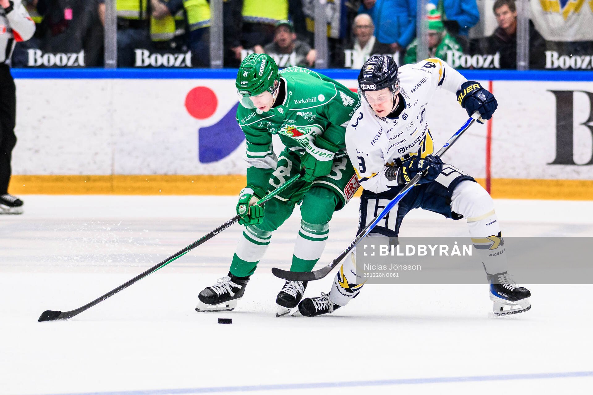 Rögles Simon Zether och HV71s Hugo Pettersson