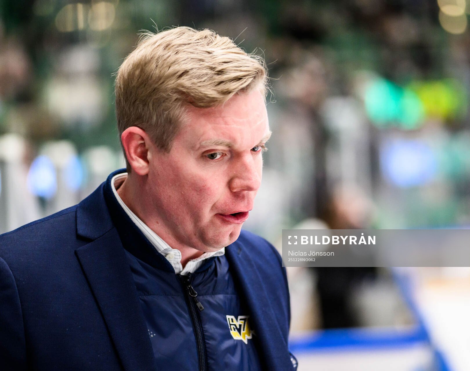 HV71s tränare Anton Blomqvist reagerar