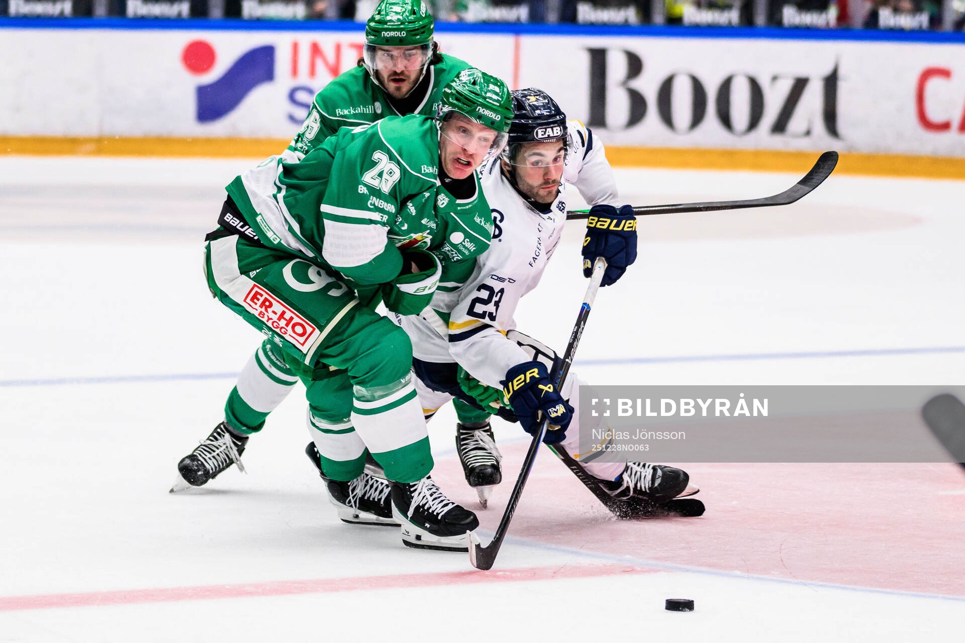 Rögles Anton Bengtsson och HV71s Marcus Limpar Lantz