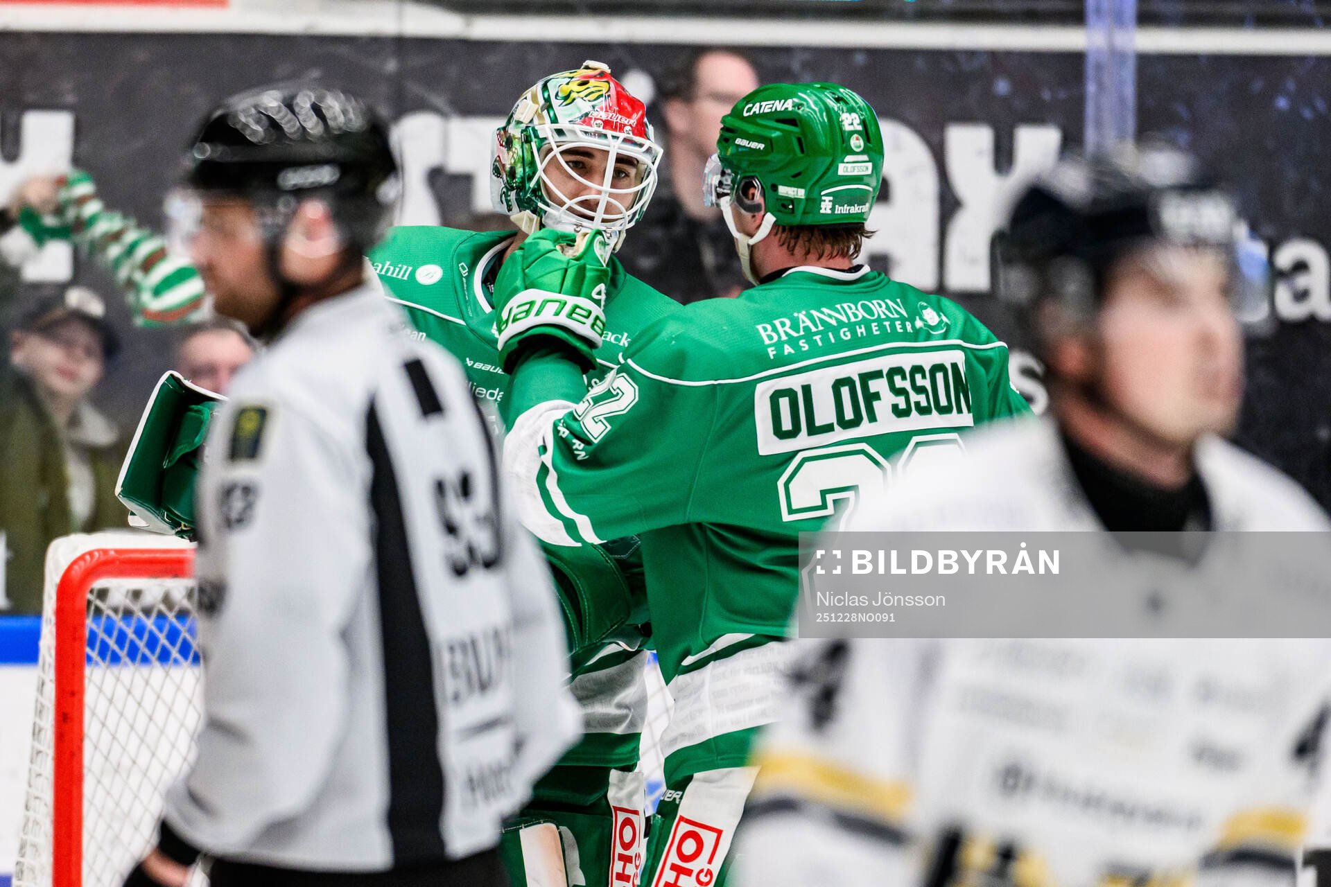 Rögles målvakt Arvid Holm jublar
