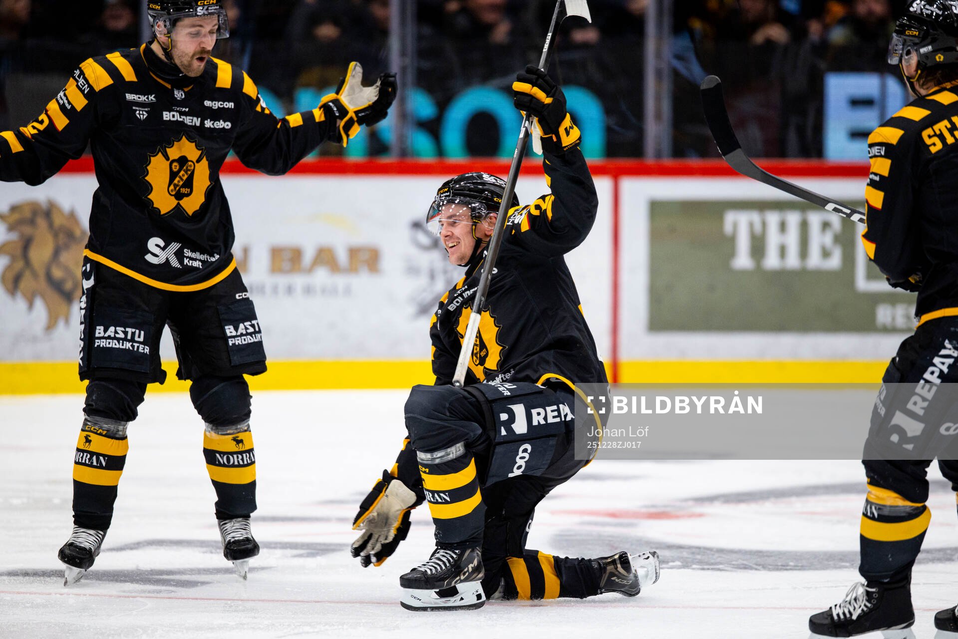 Skellefteås Pontus Johansson jublar med Arvid Lundberg