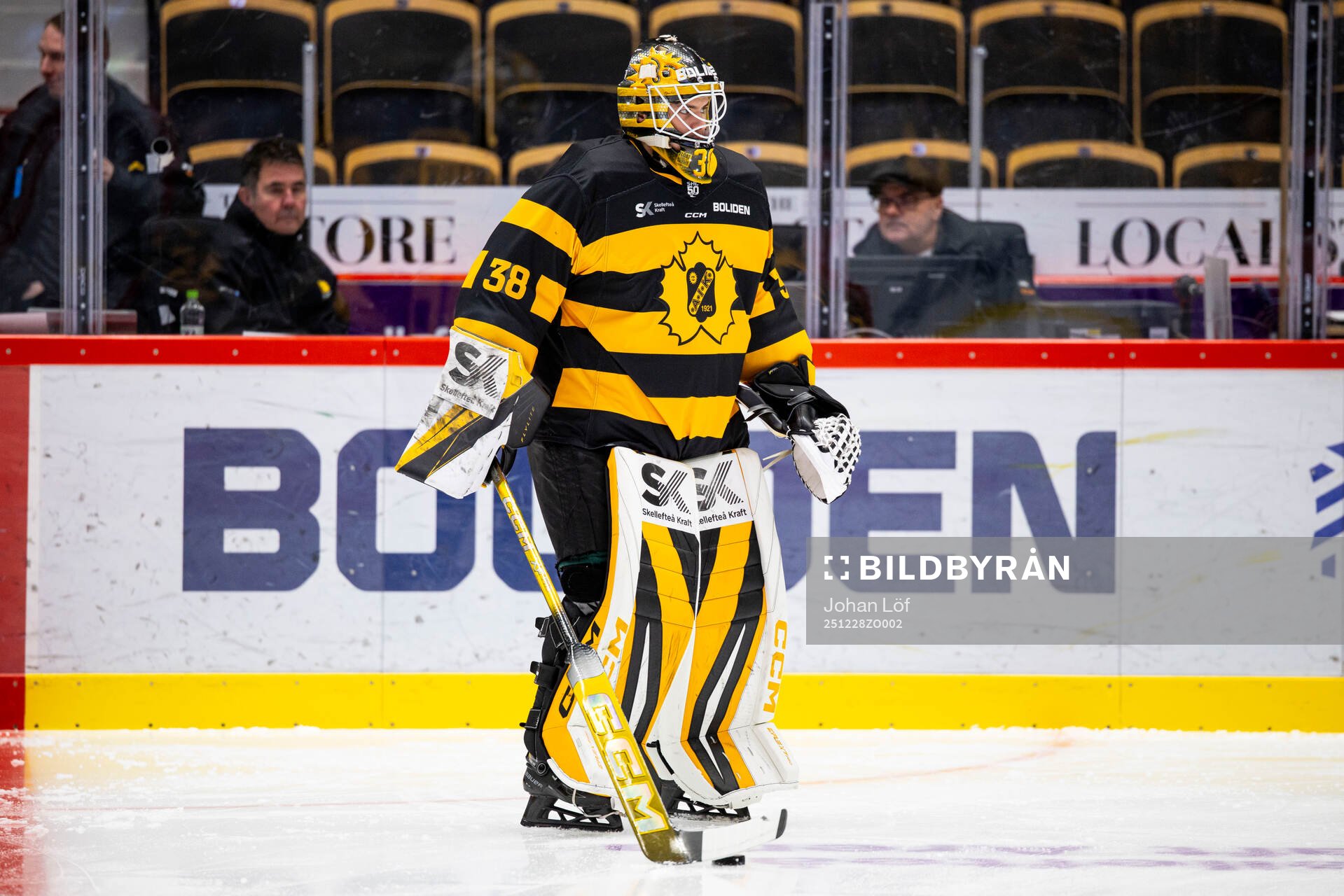 Skellefteås målvakt Strauss Mann innan ishockeymatchen i