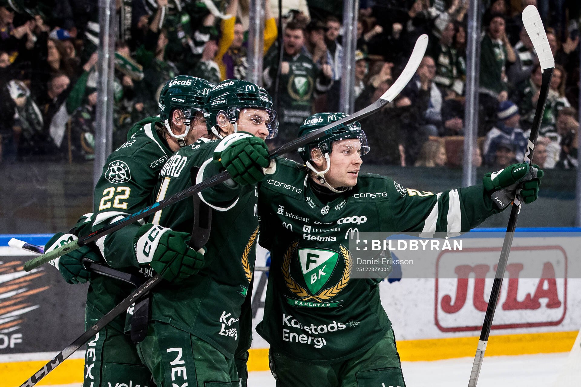 Färjestads Joakim Nygård jublar med lagkamrater