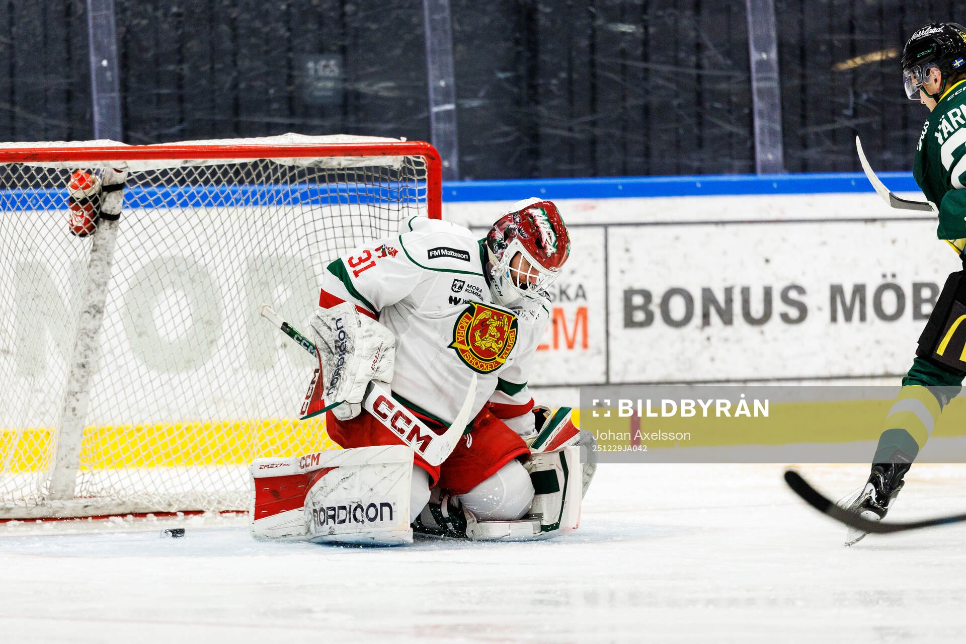 Östersunds Dennis Värmhed gör 1-1 bakom Moras målvakt