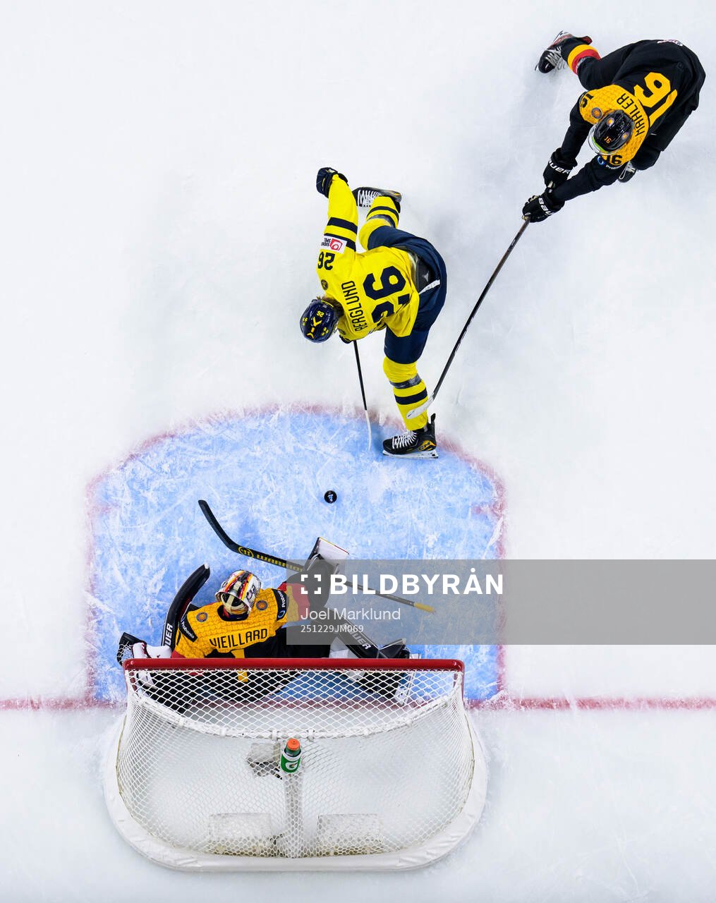 Jack Berglund of Sweden scores the 1-3 goal behind