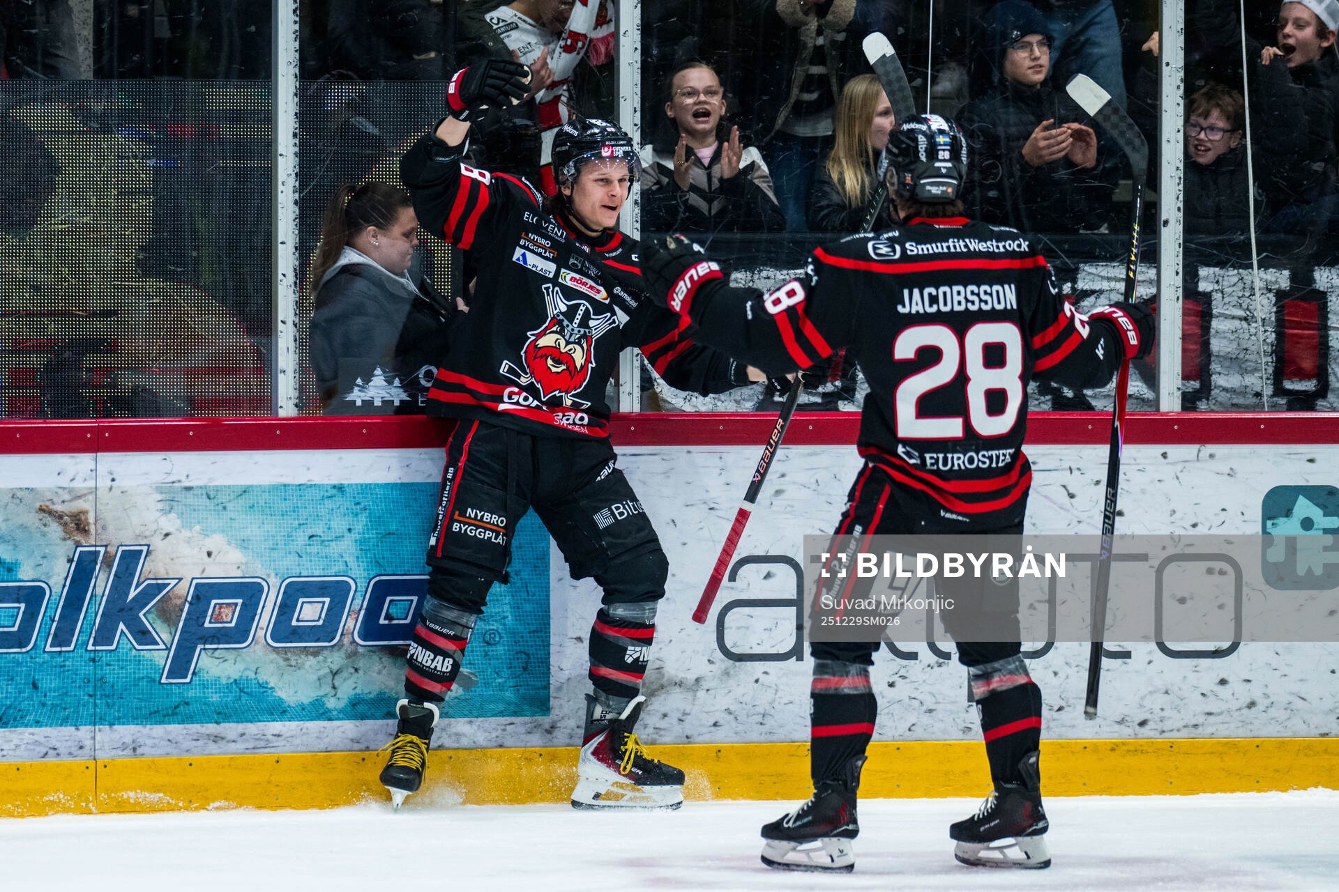 Nybros Tim Lindfors jublar