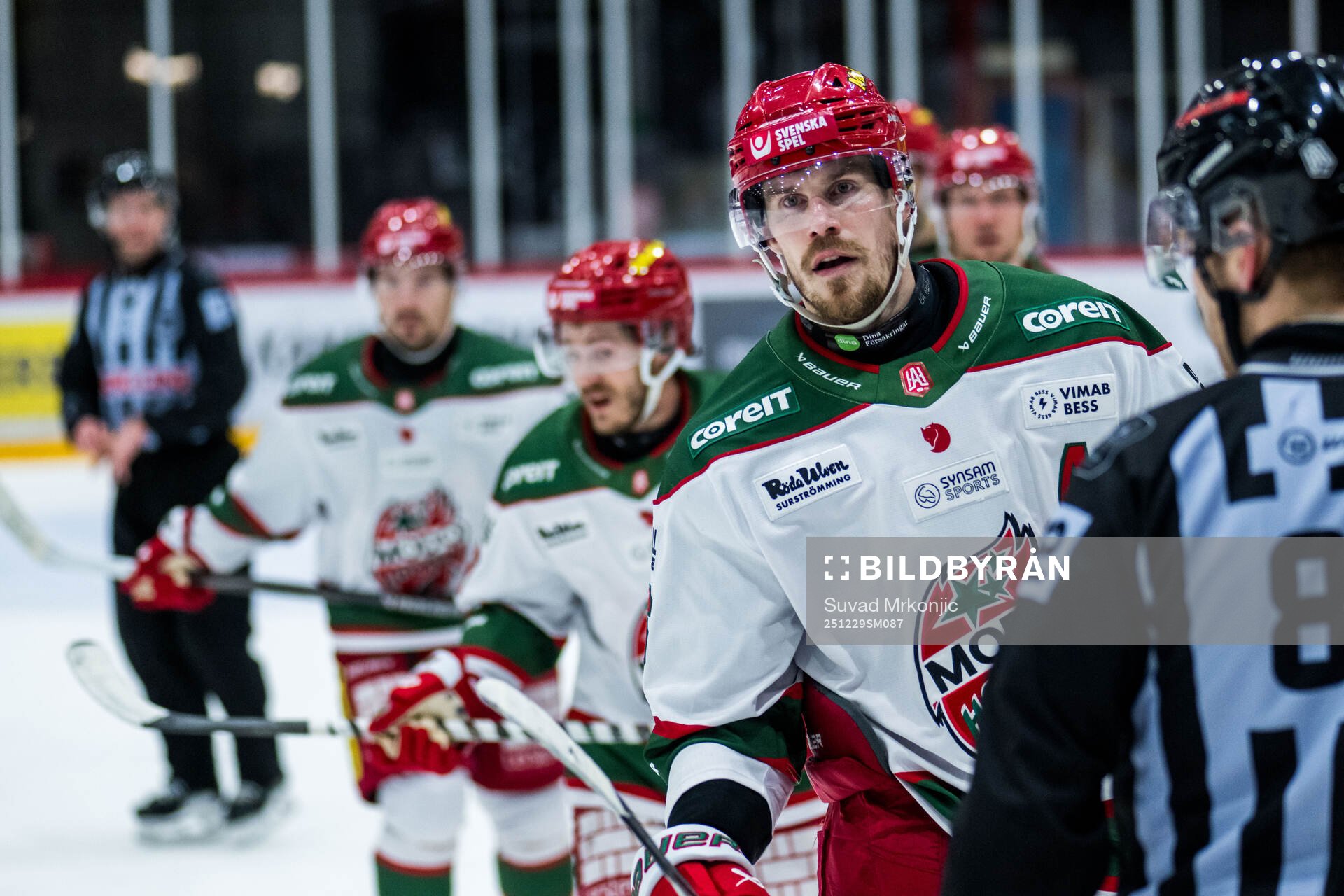 Modos Emil Larsson jublar