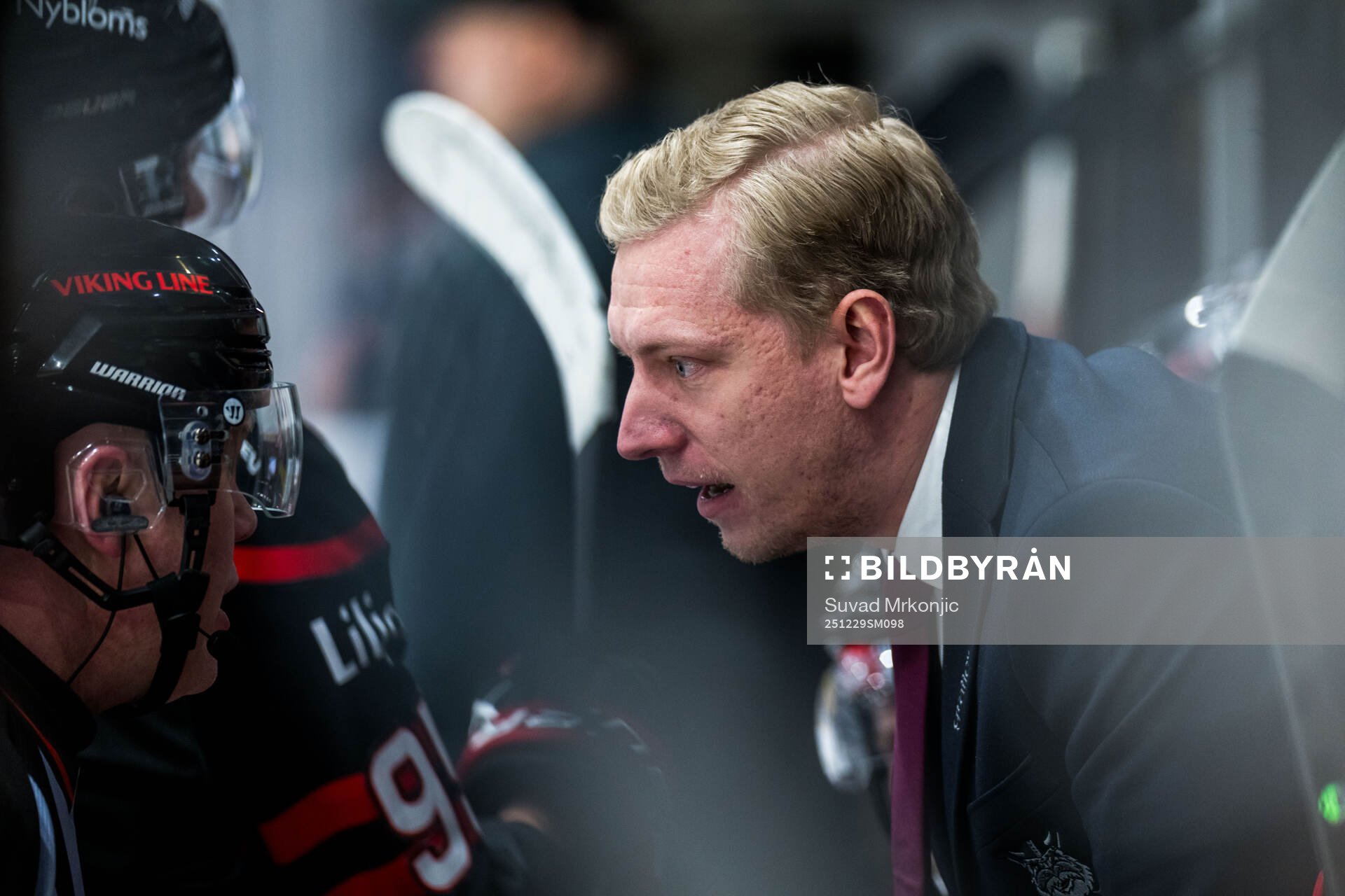 Domare Anders Sandahl och Nybros huvudtränare Hampus