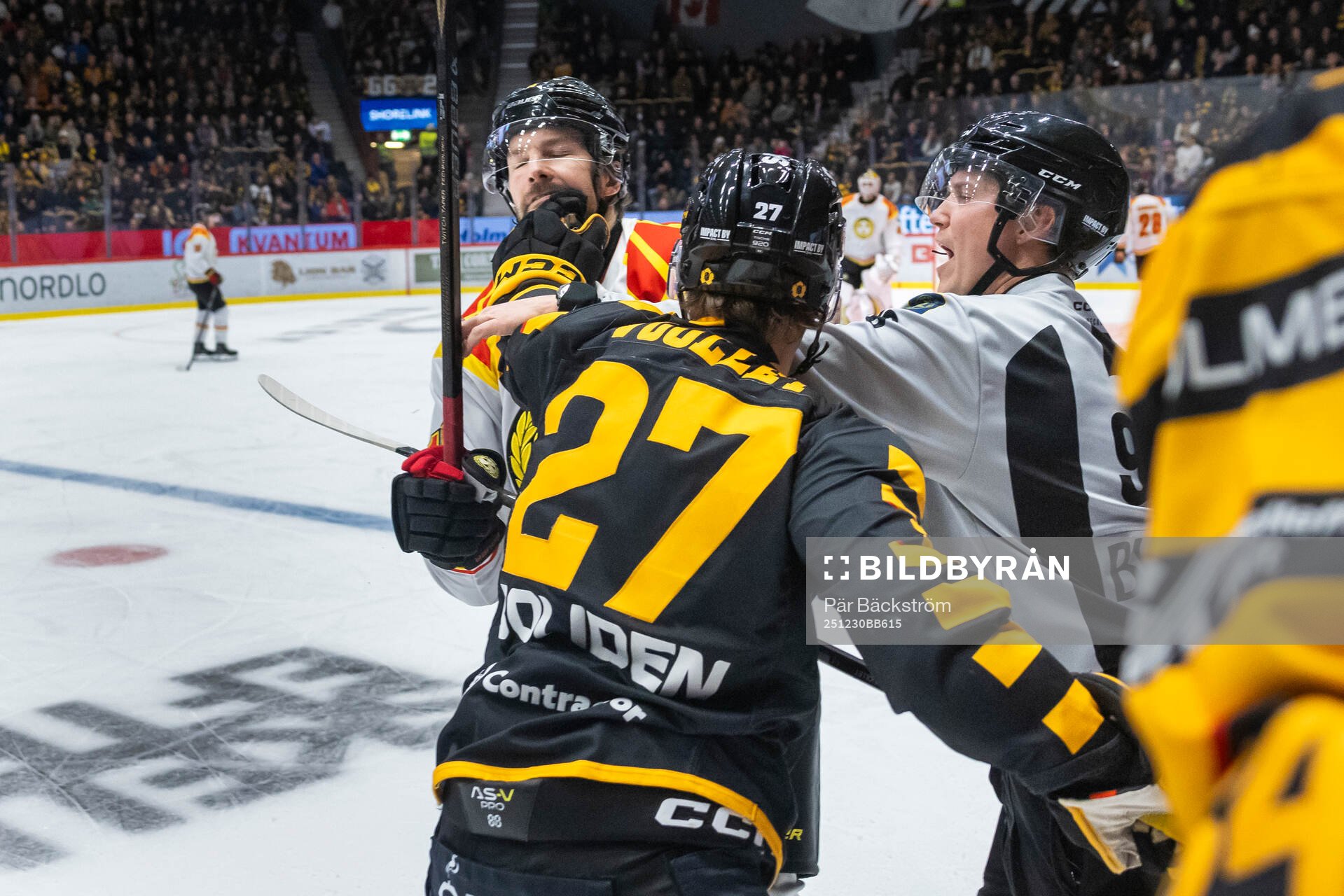 Brynäs Simon Bertilsson och Skellefteås Oskar Vuollet