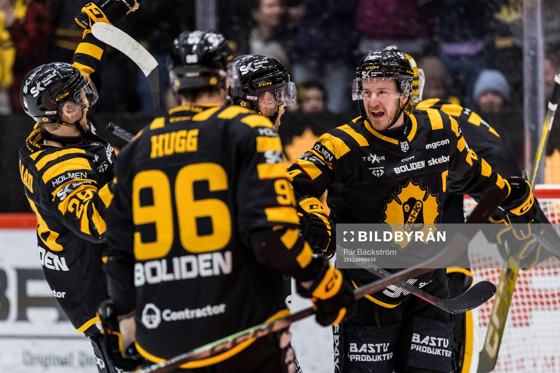 Skellefteås Jonathan Pudas jublar med lagkamrater fter 3-1