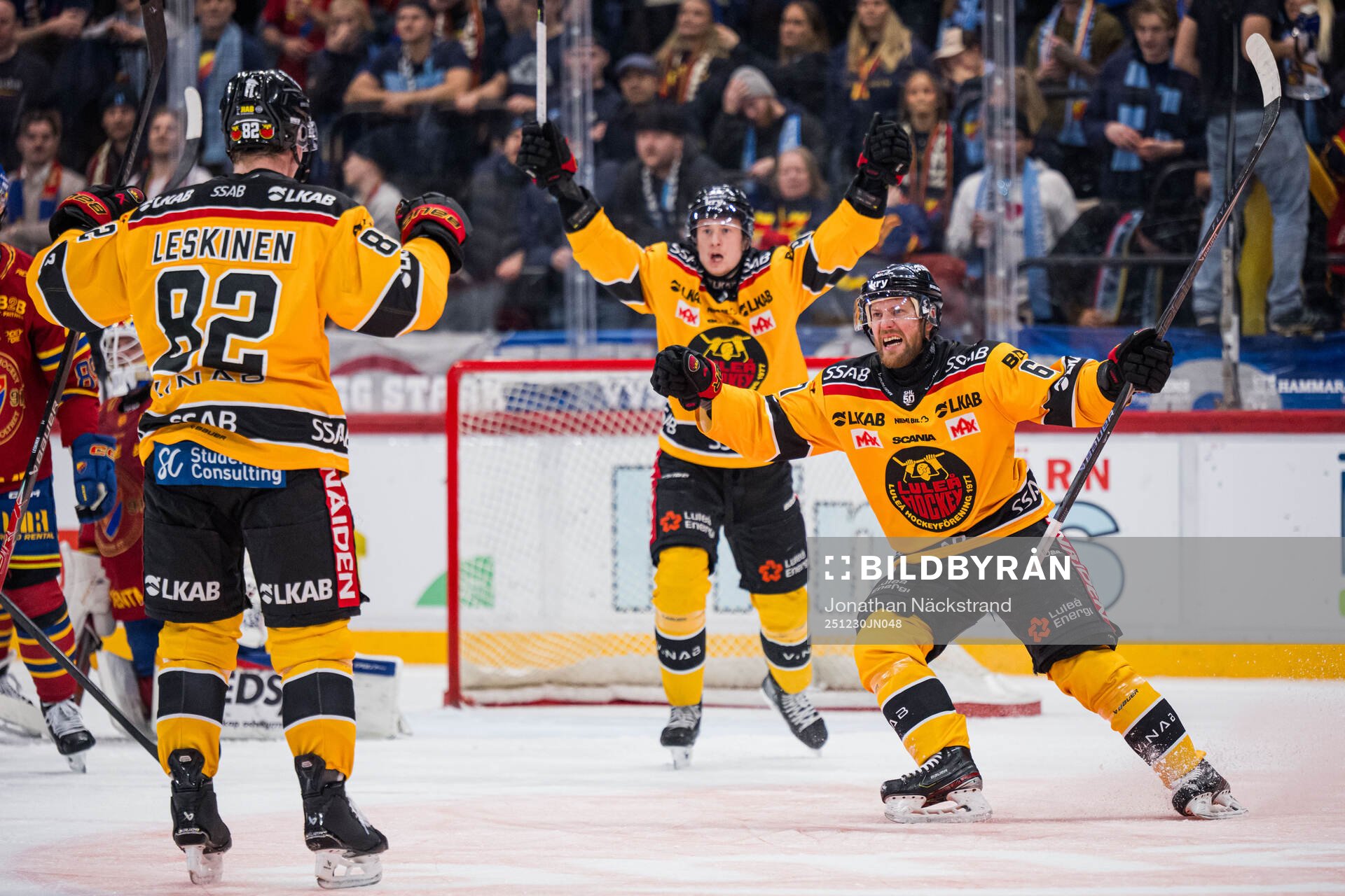 Luleås Otto Leskinen jublar med Linus Omark