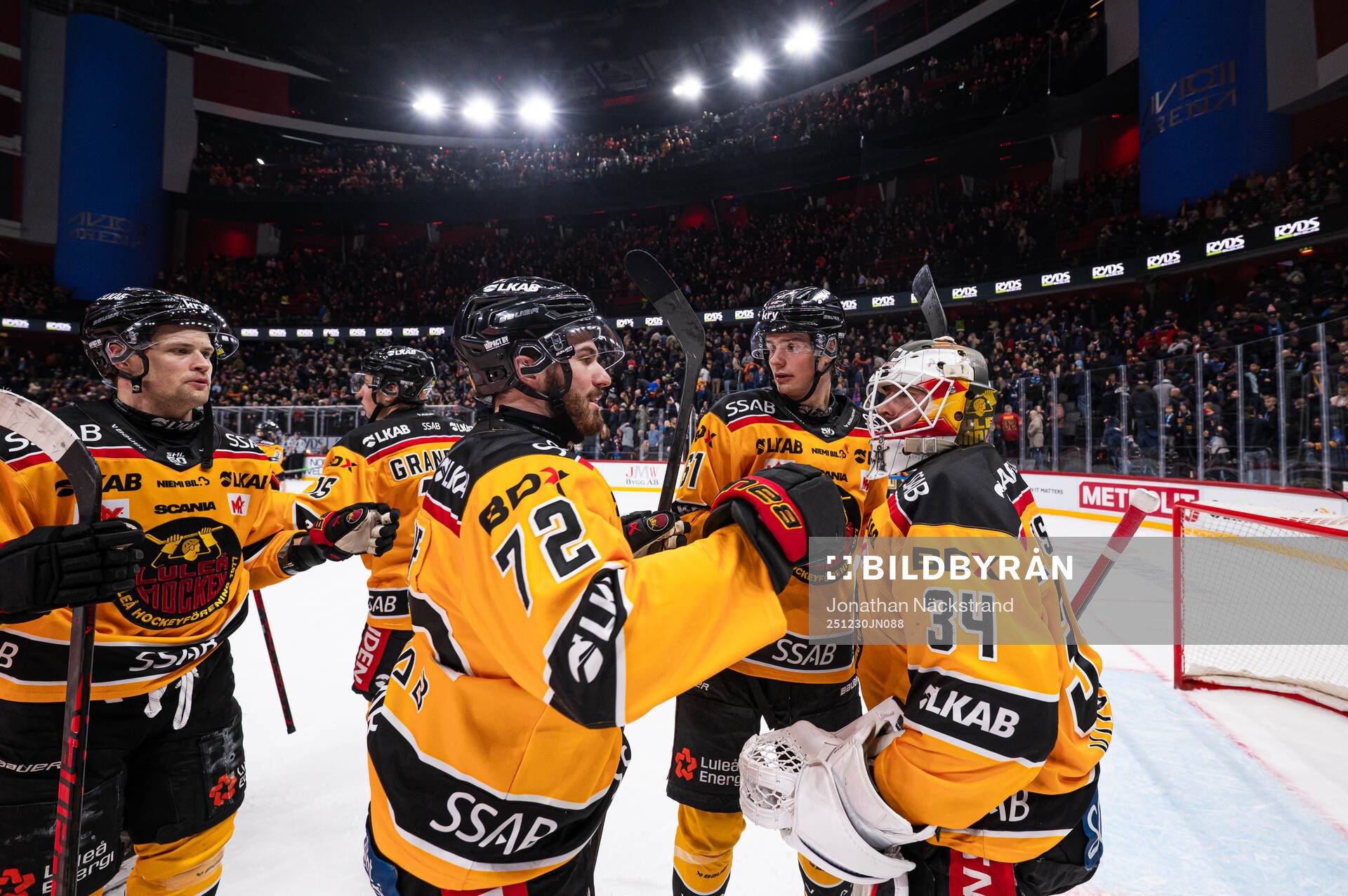 Luleås Ben Tardif och Markus Nurmi jublar med målvakt