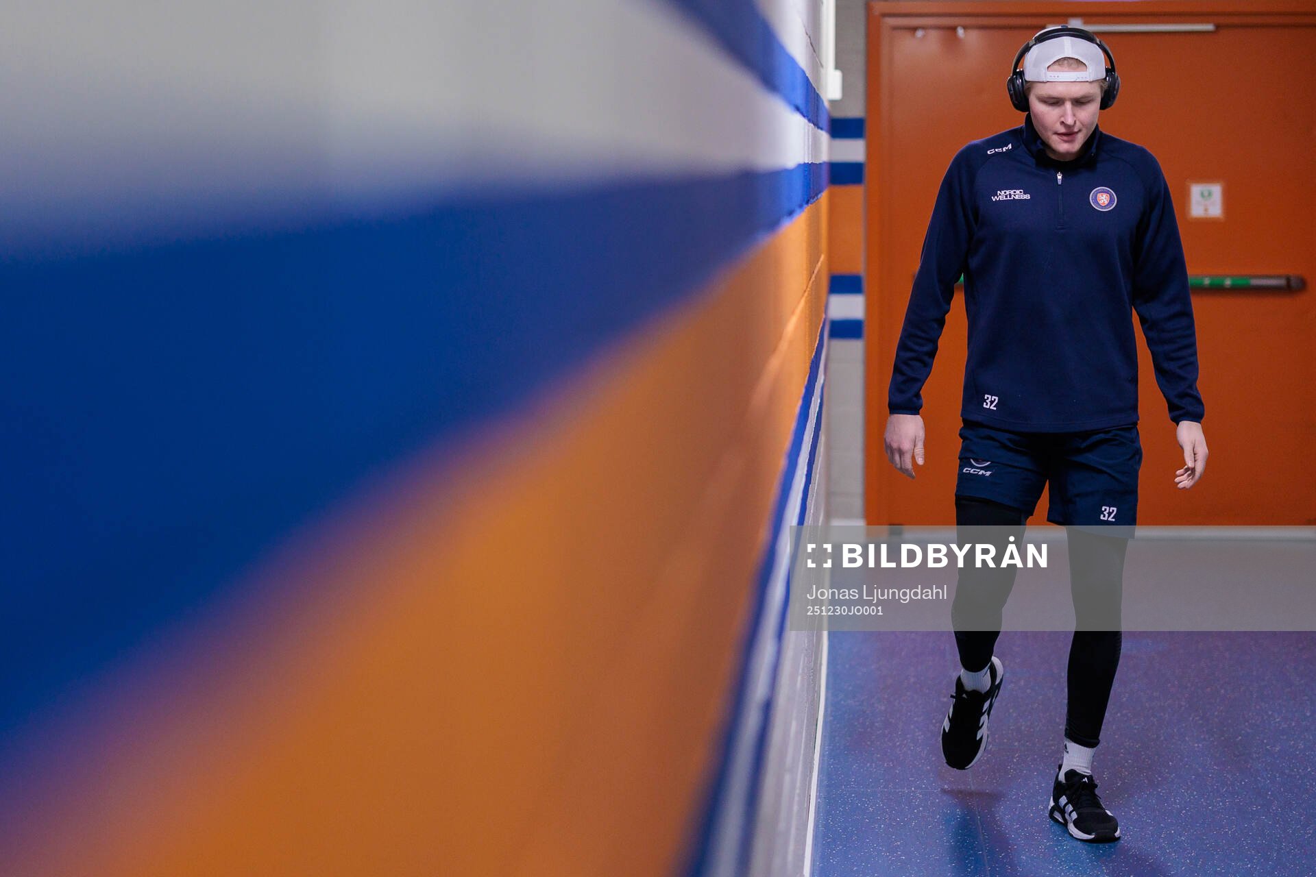 Växjös målvakt Ludvig Persson värmer upp