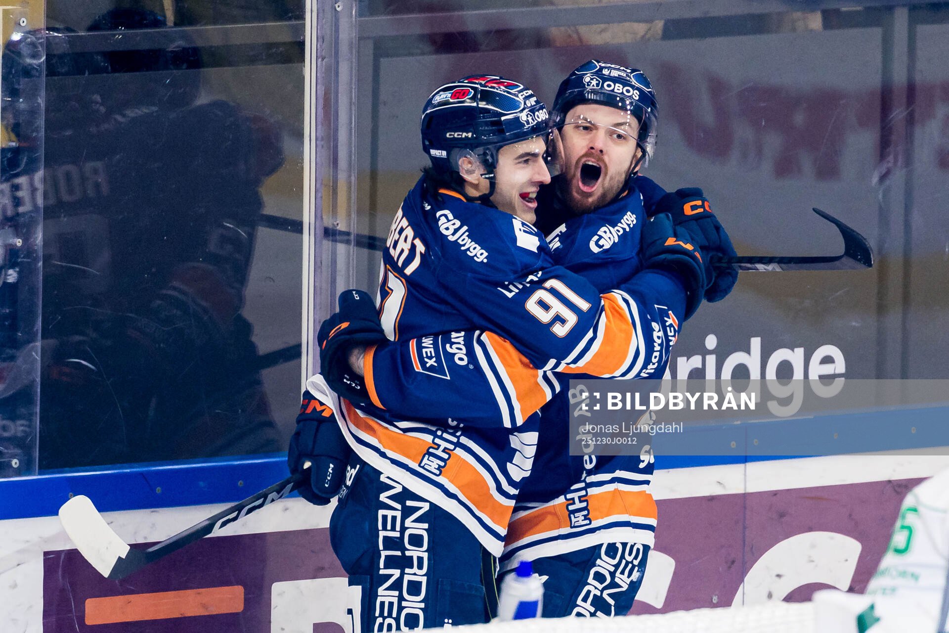 Växjös Felix Robert och Lucas Elvenes jublar