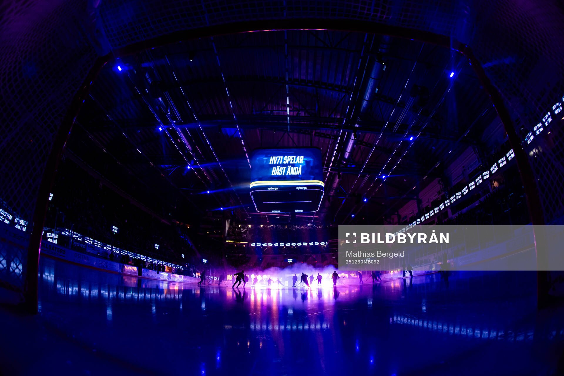 HV71s spelare gör entre