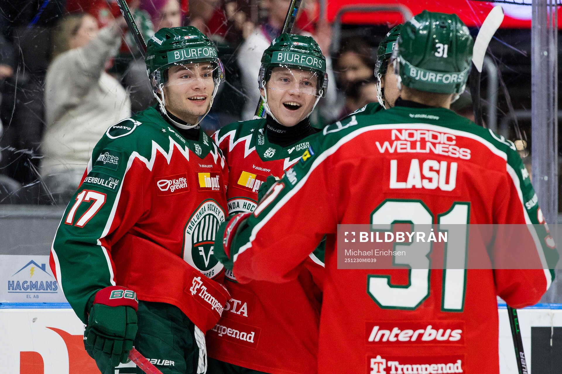 Frölundas Noah Hasa jublar med Isac Born