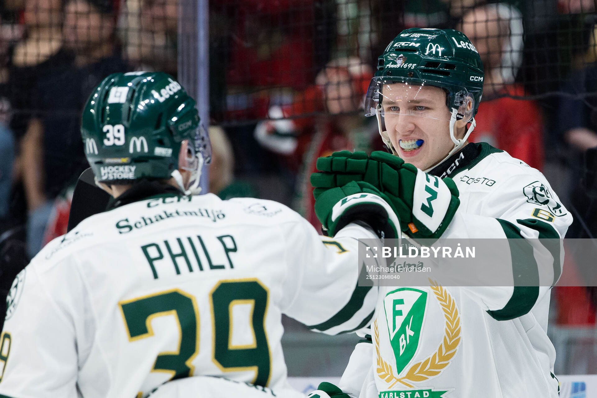 Färjestads Albert Wikman jublar med Luke Philp