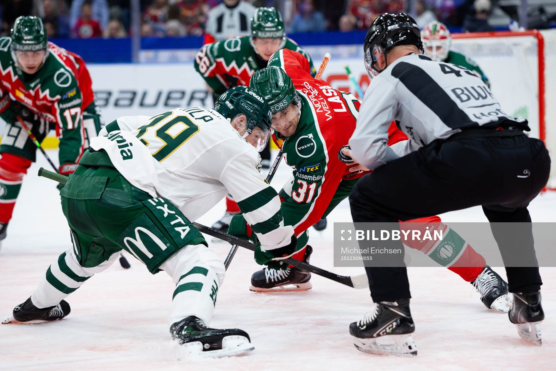 Färjestads Luke Philp tekar mot Frölundas Nicklas Lasu