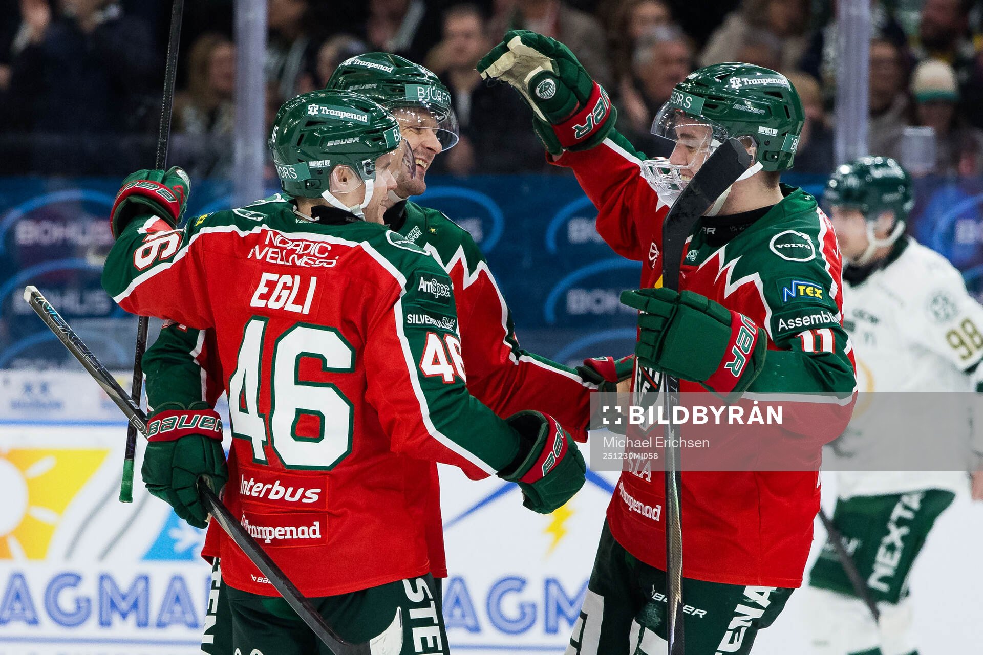Frölundas Nicklas Lasu jublar med Dominik Egli och Max