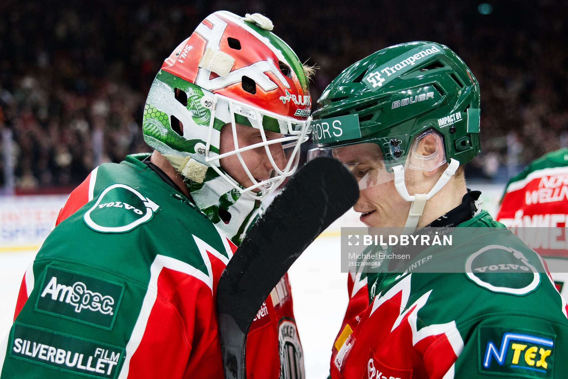 Frölundas målvakt Lars Johansson och Dominik Egli jublar
