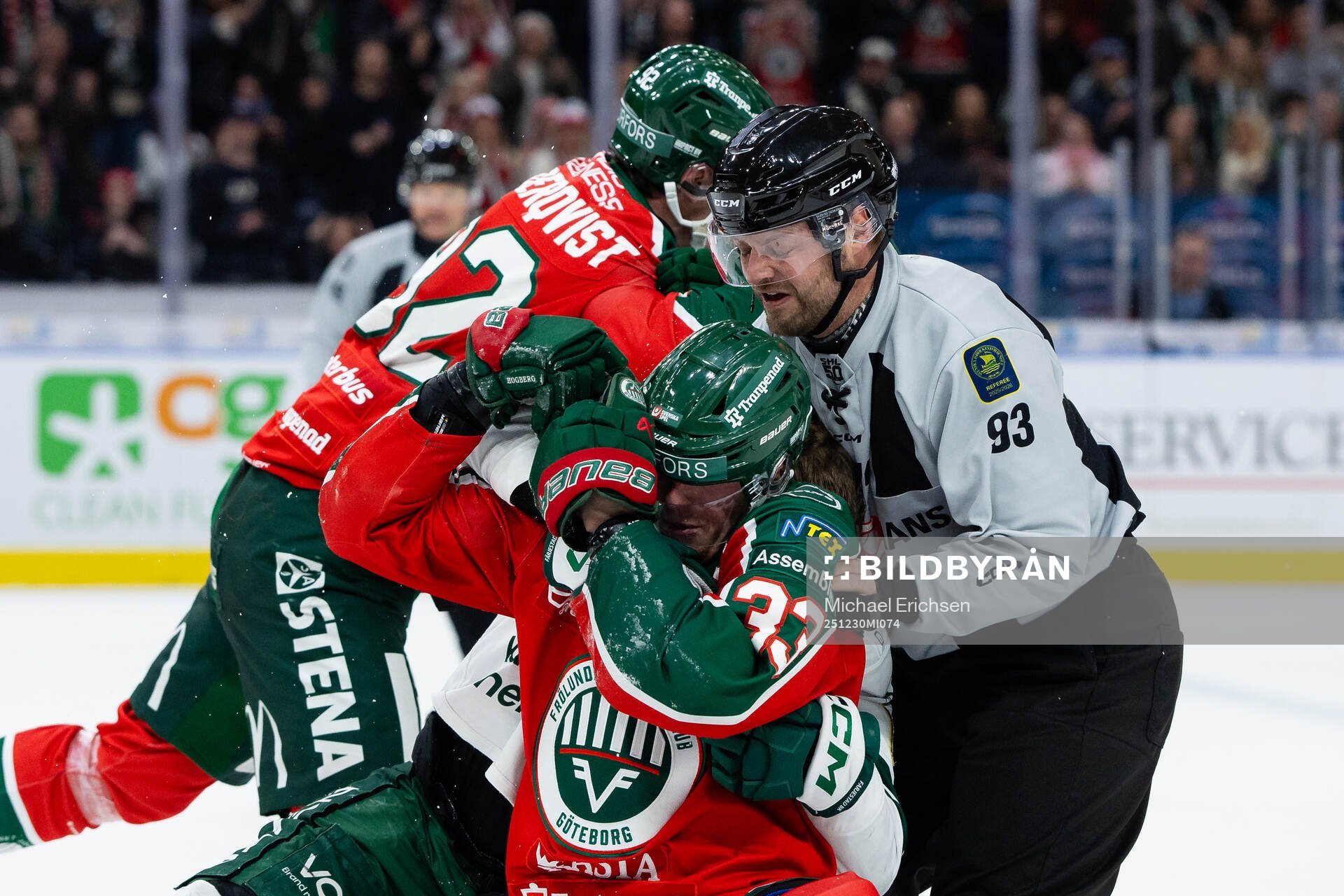 Frölundas Filip Cederqvist fightas med Färjestads Luke