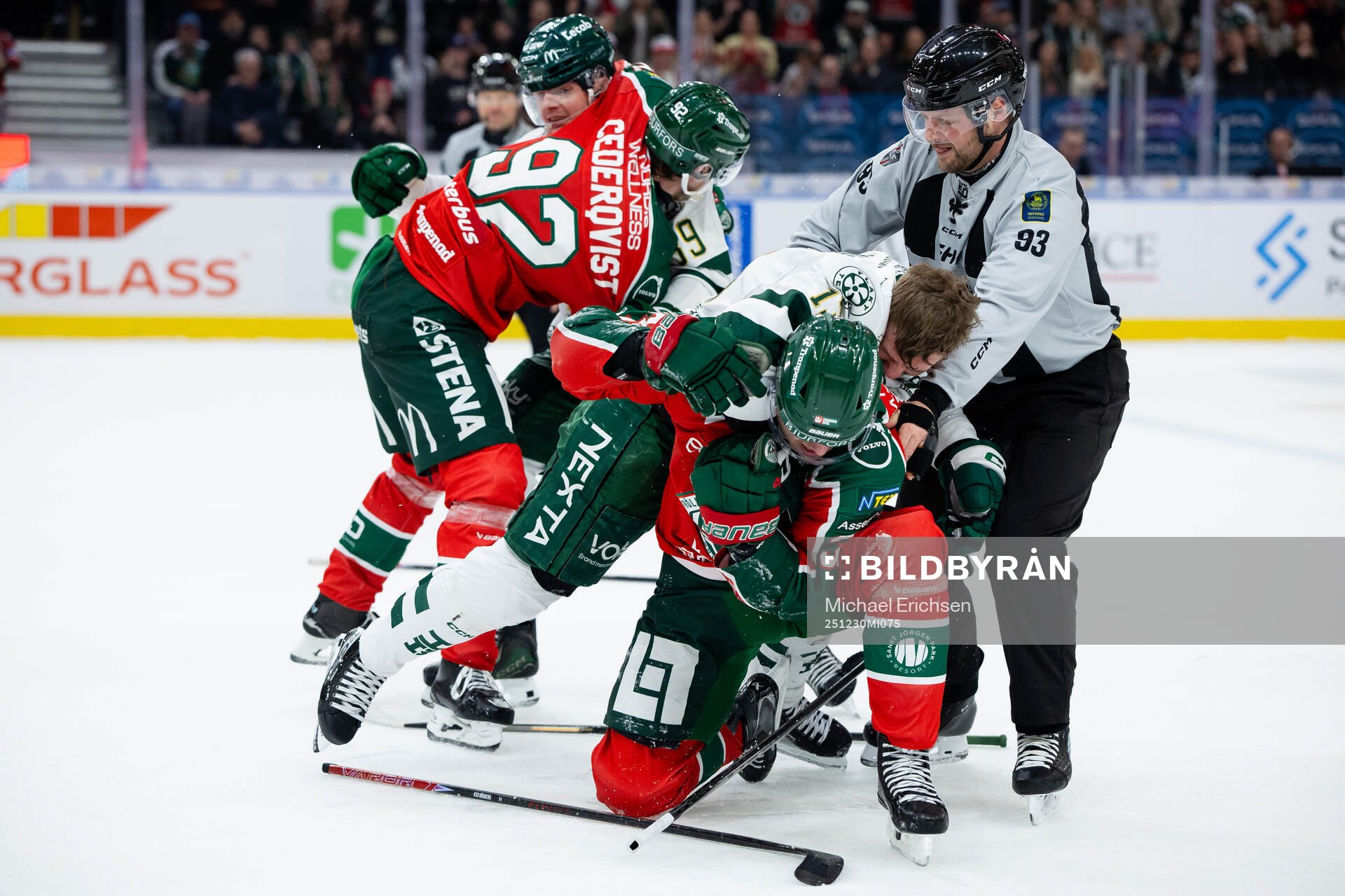 Frölundas Filip Cederqvist fightas med Färjestads Luke