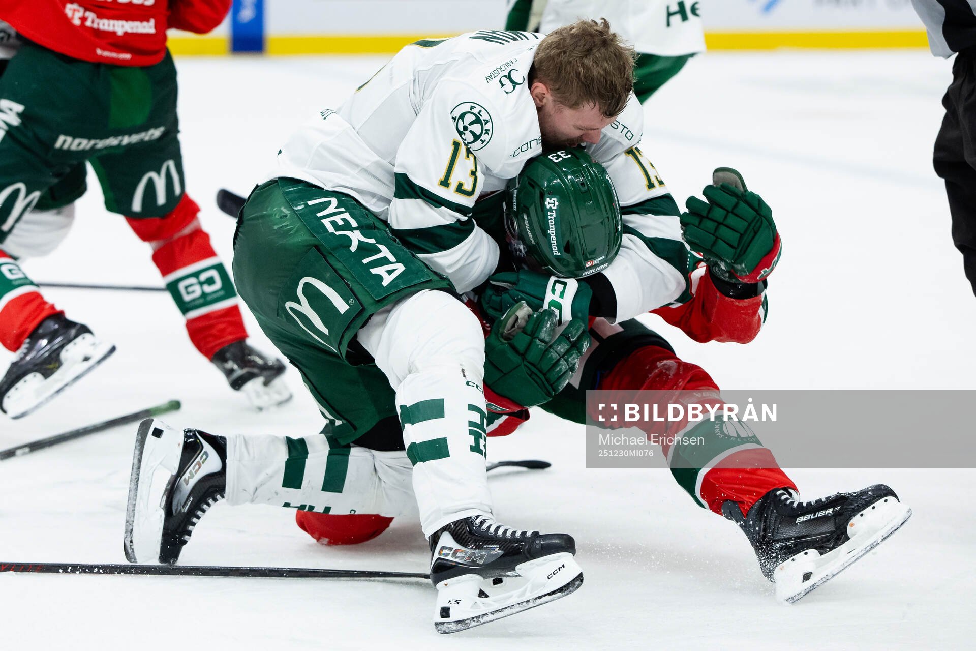 Färjestads Joel Kellman fightas med Frölundas Linus