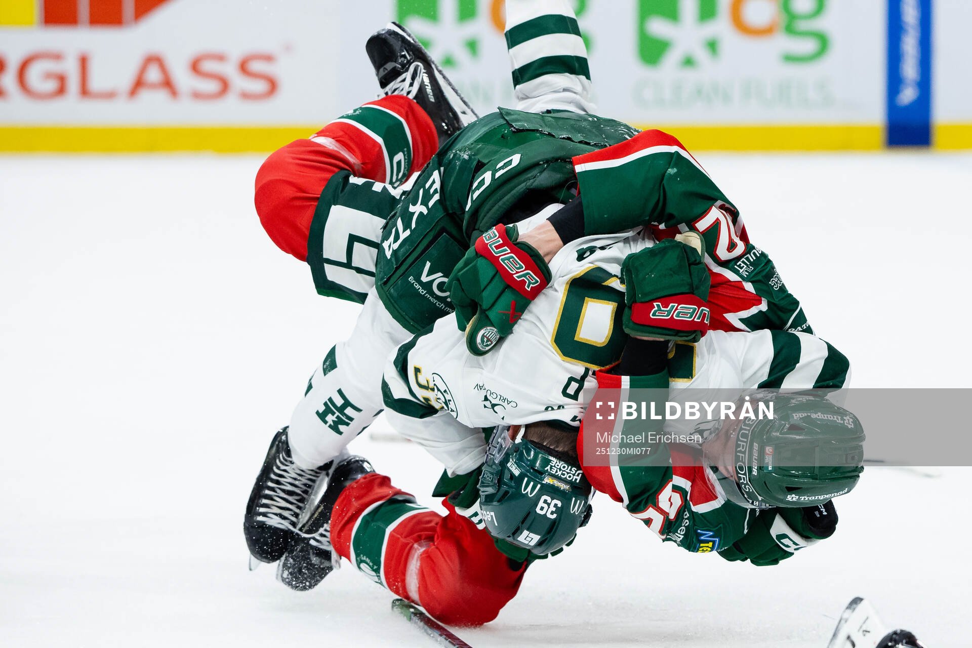 Frölundas Filip Cederqvist fightas med Färjestads Luke