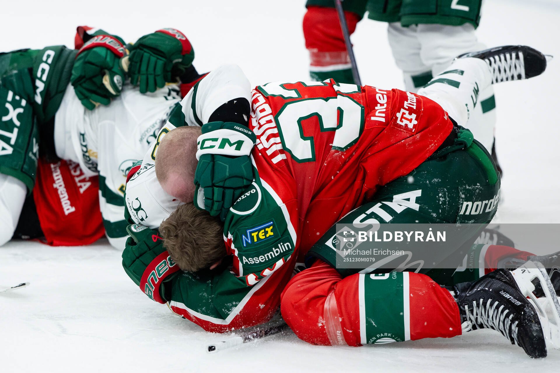 Frölundas Filip Cederqvist fightas med Färjestads Luke