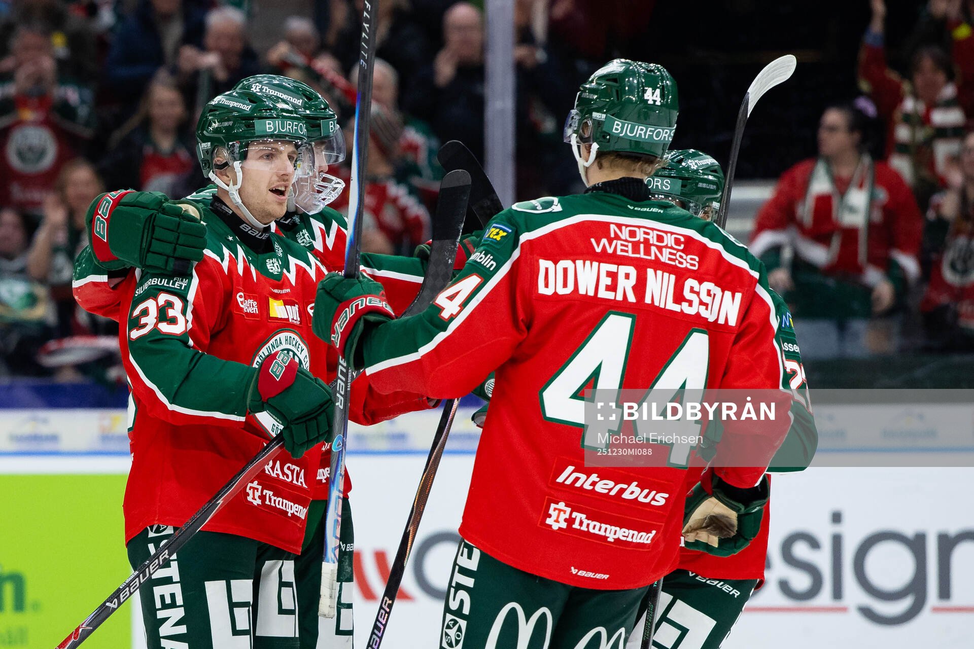 Frölundas Linus Högberg jublar ihop med Max Lindholm,
