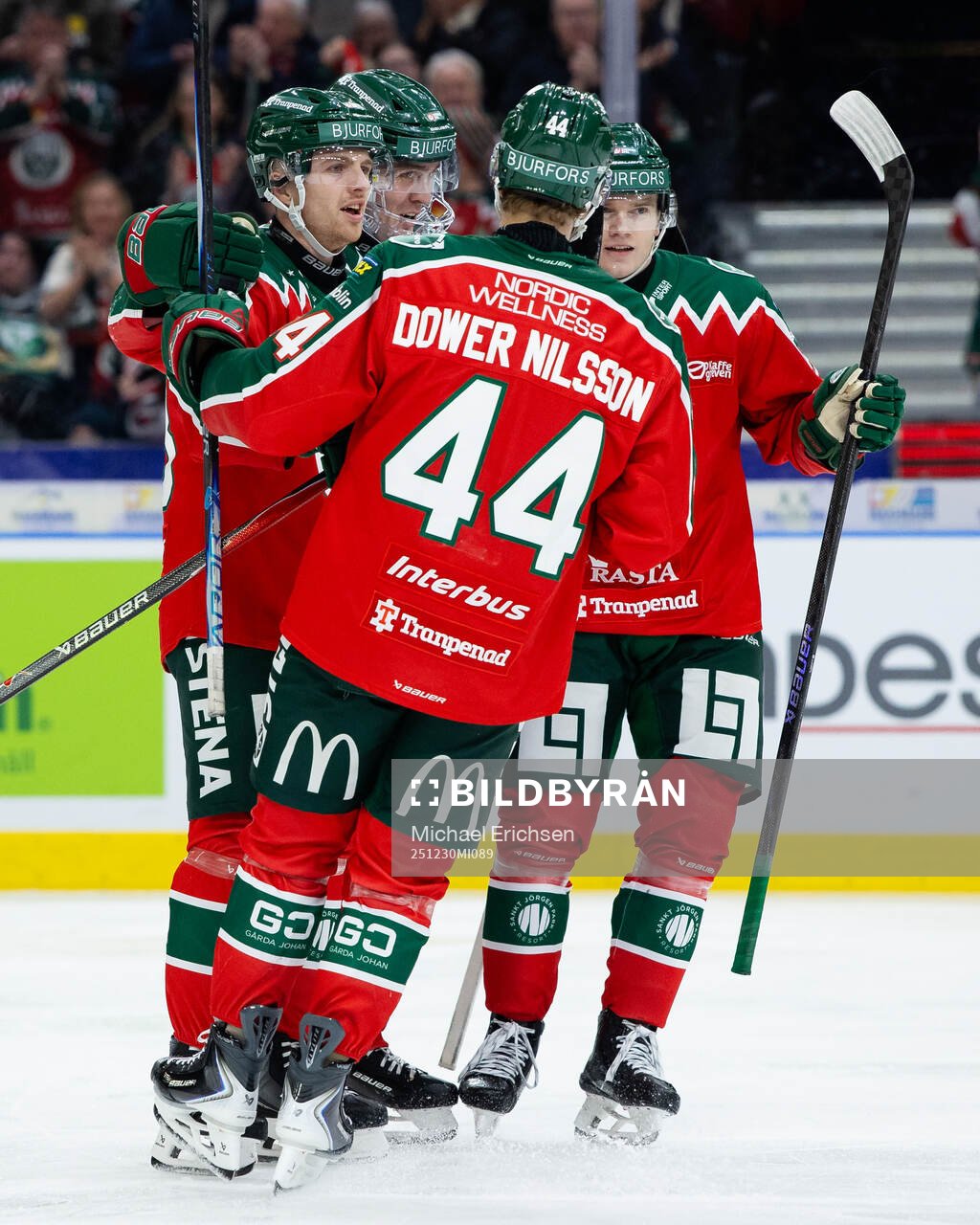 Frölundas Linus Högberg jublar ihop med Max Lindholm,