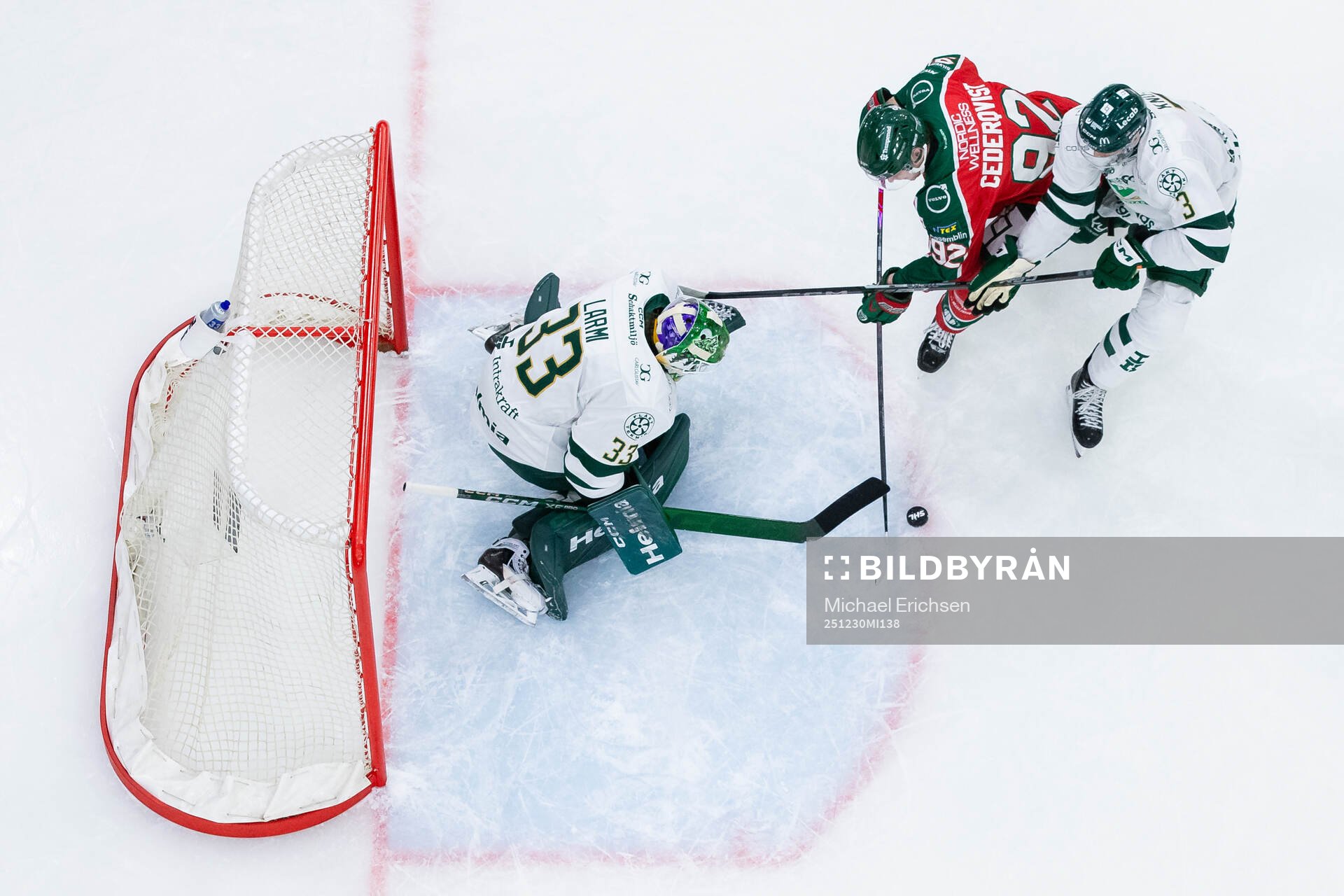 Frölundas Filip Cederqvist mot Färjestads målvakt Emil