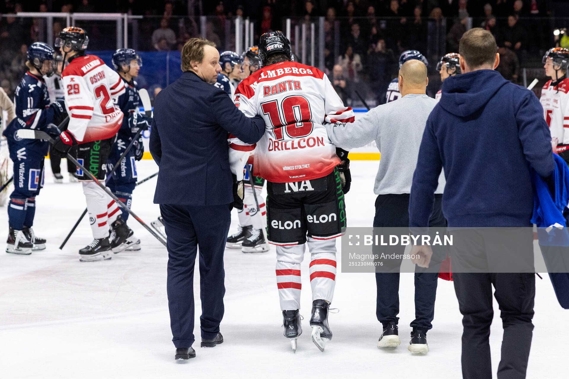 Örebros Sampo Ranta får hjälp av isen