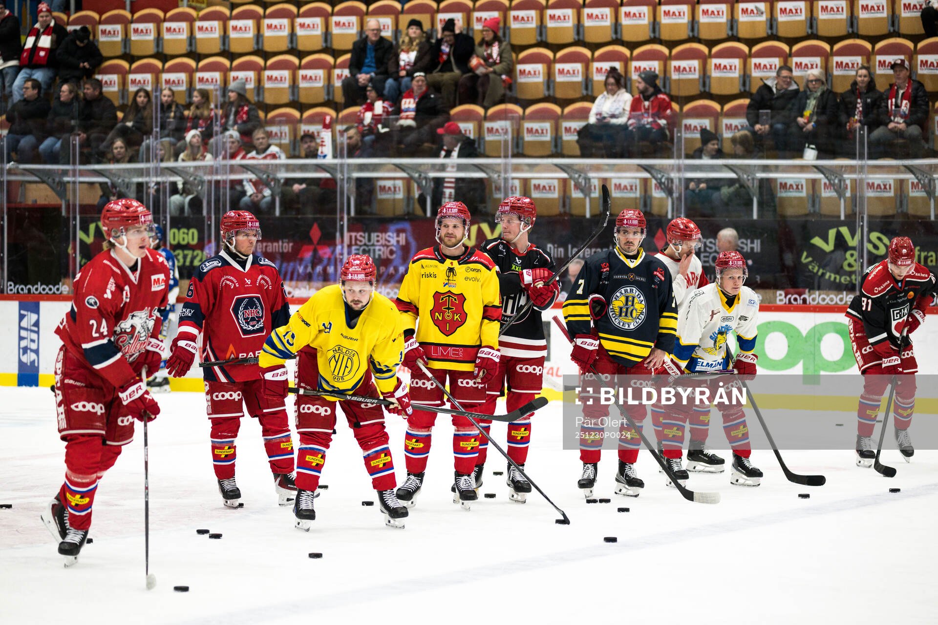 Timrå spelarna värmer upp