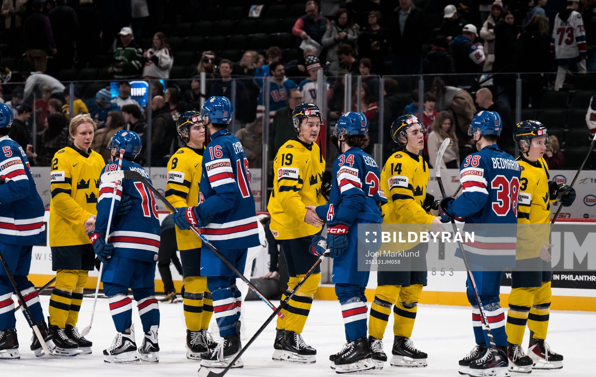 Players of Sweden and USA thank each other