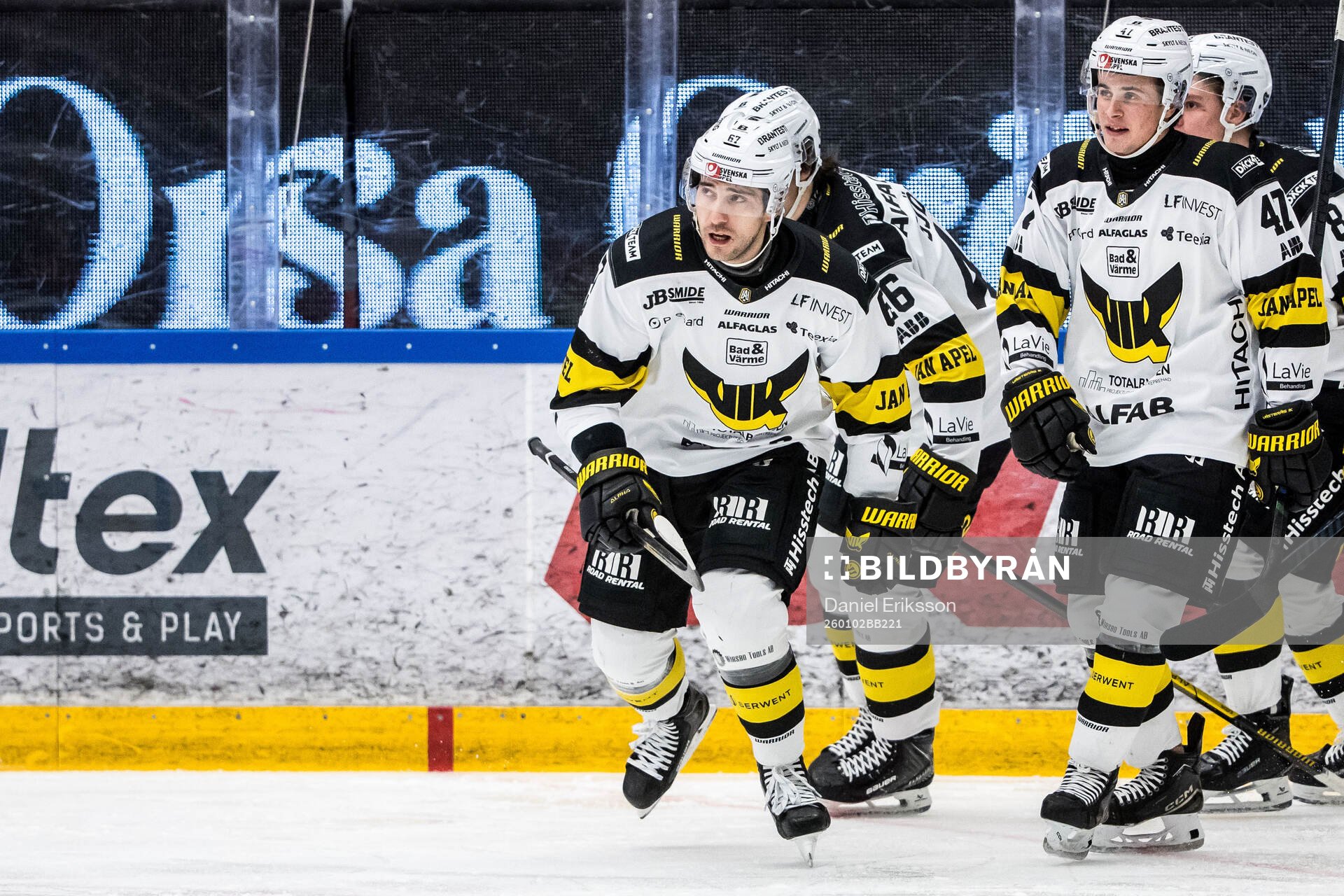 Västerås Konstantin Komarek jublar med lagkamrater