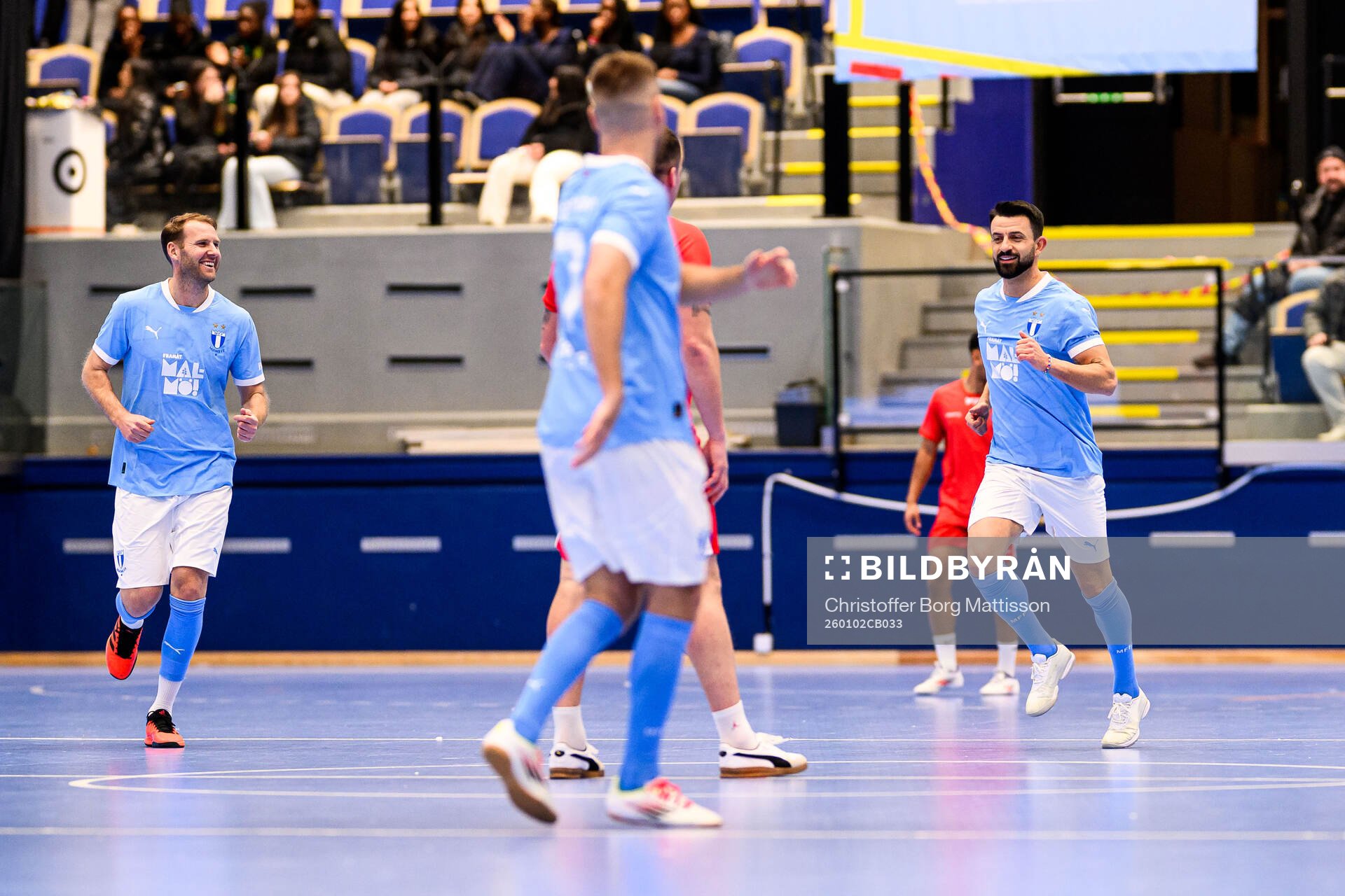 MFF Stjärnors Ola Toivonen och Behrang Safari jublar