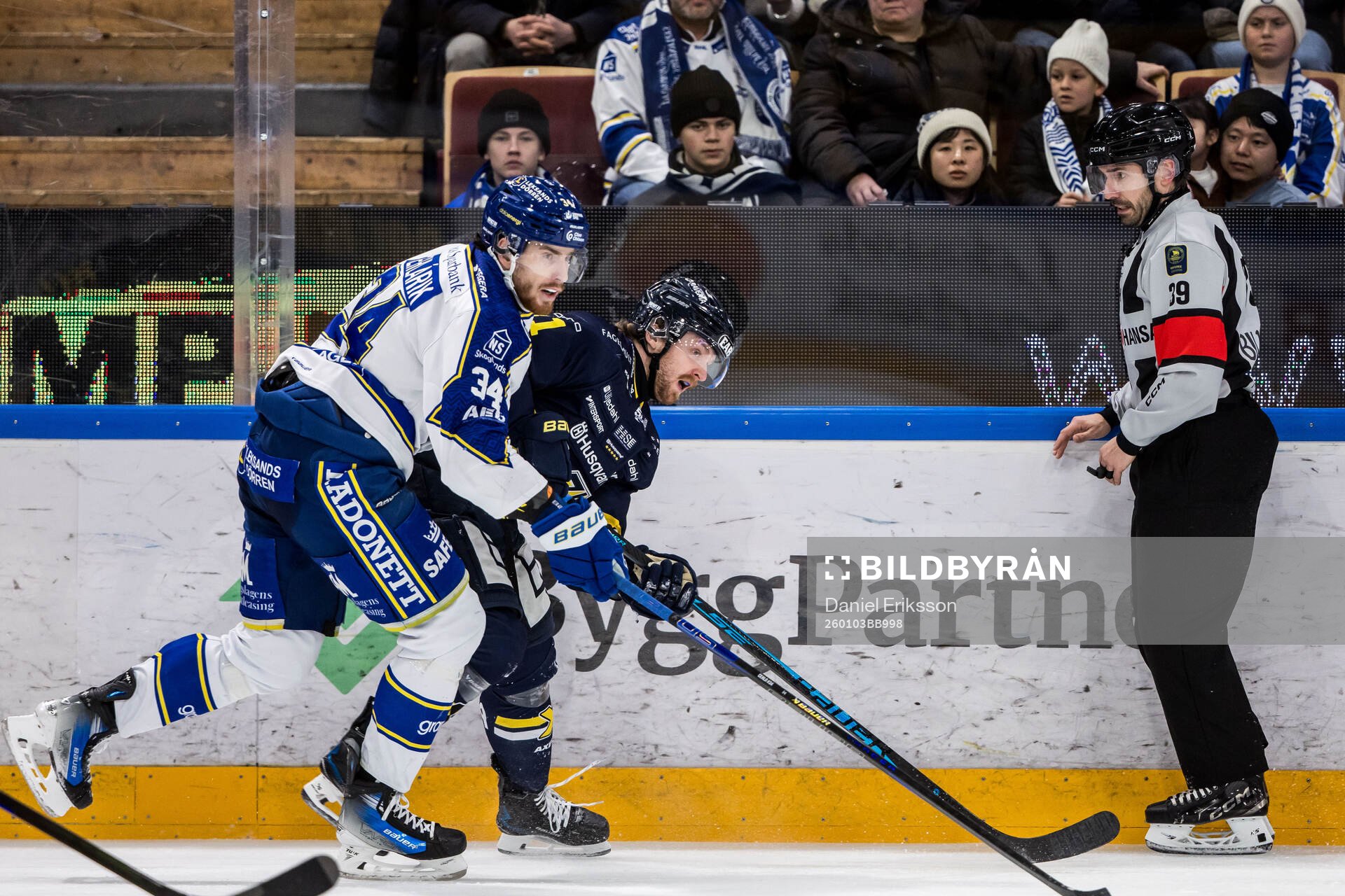Leksands Peter Cehlarik och HV71s Riley Woods och Domare