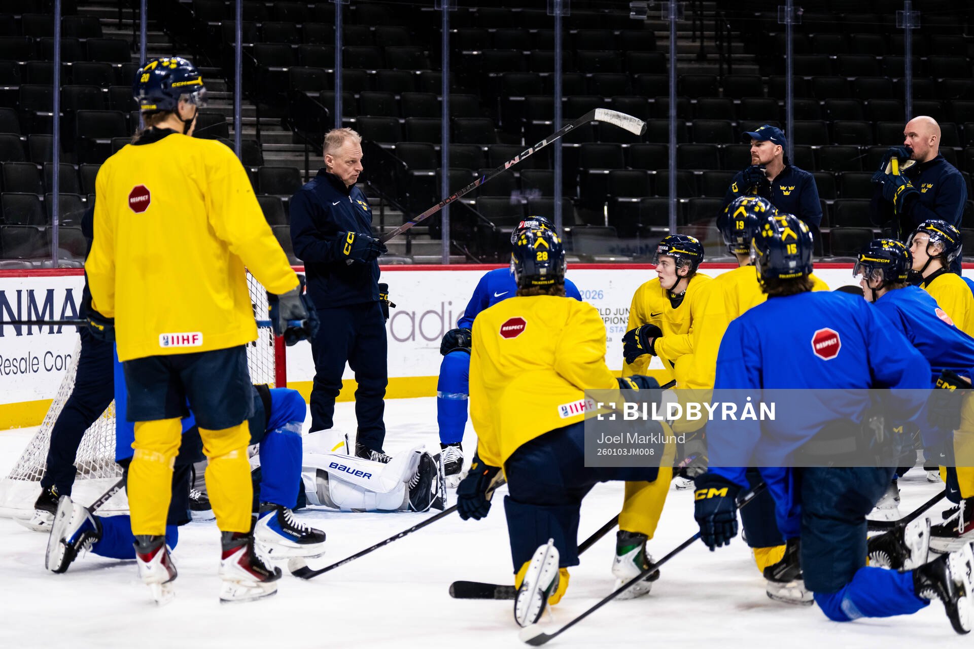 Head coach Magnus Hävelid of Sweden at a practice session