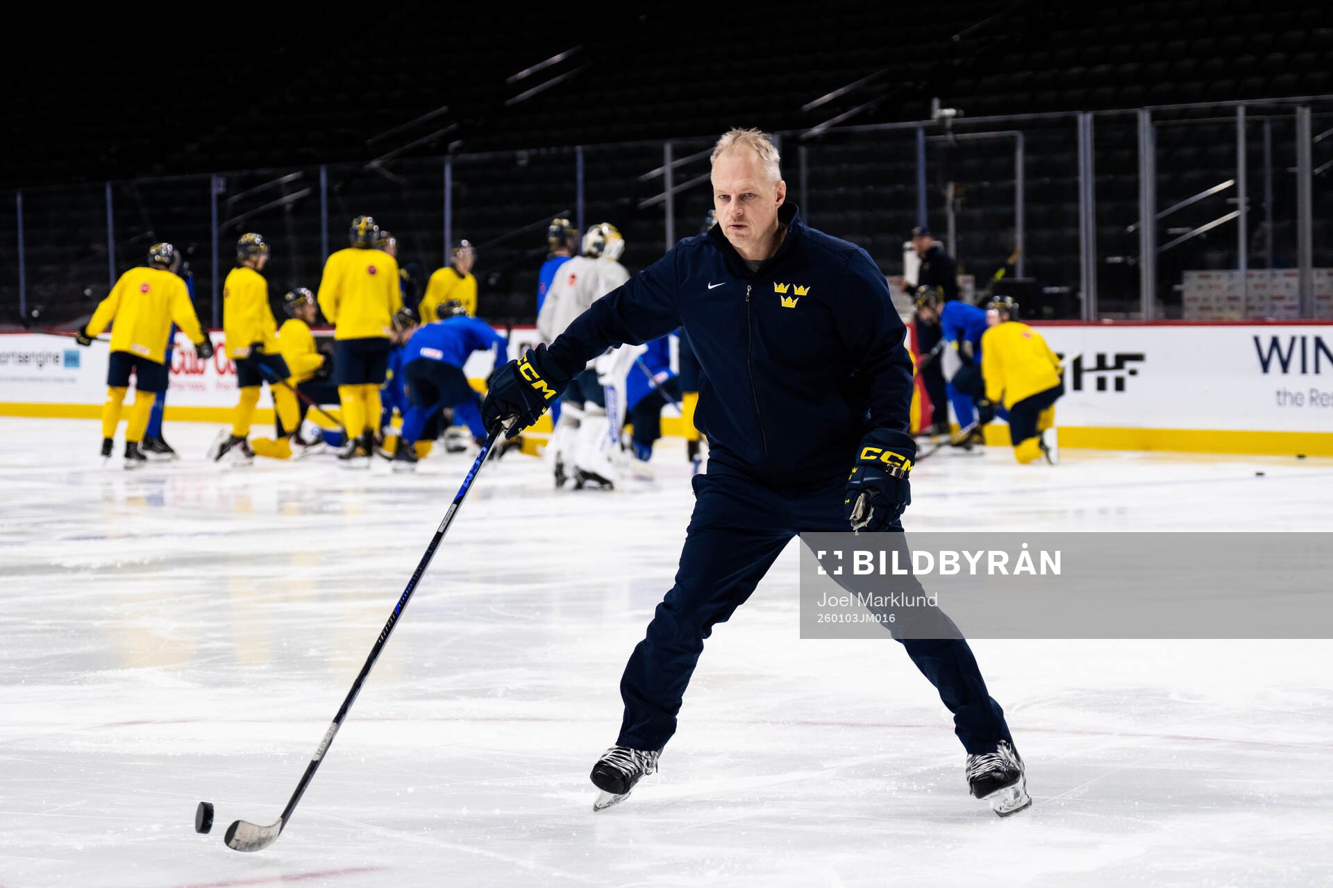 Head coach Magnus Hävelid of Sweden at a practice session