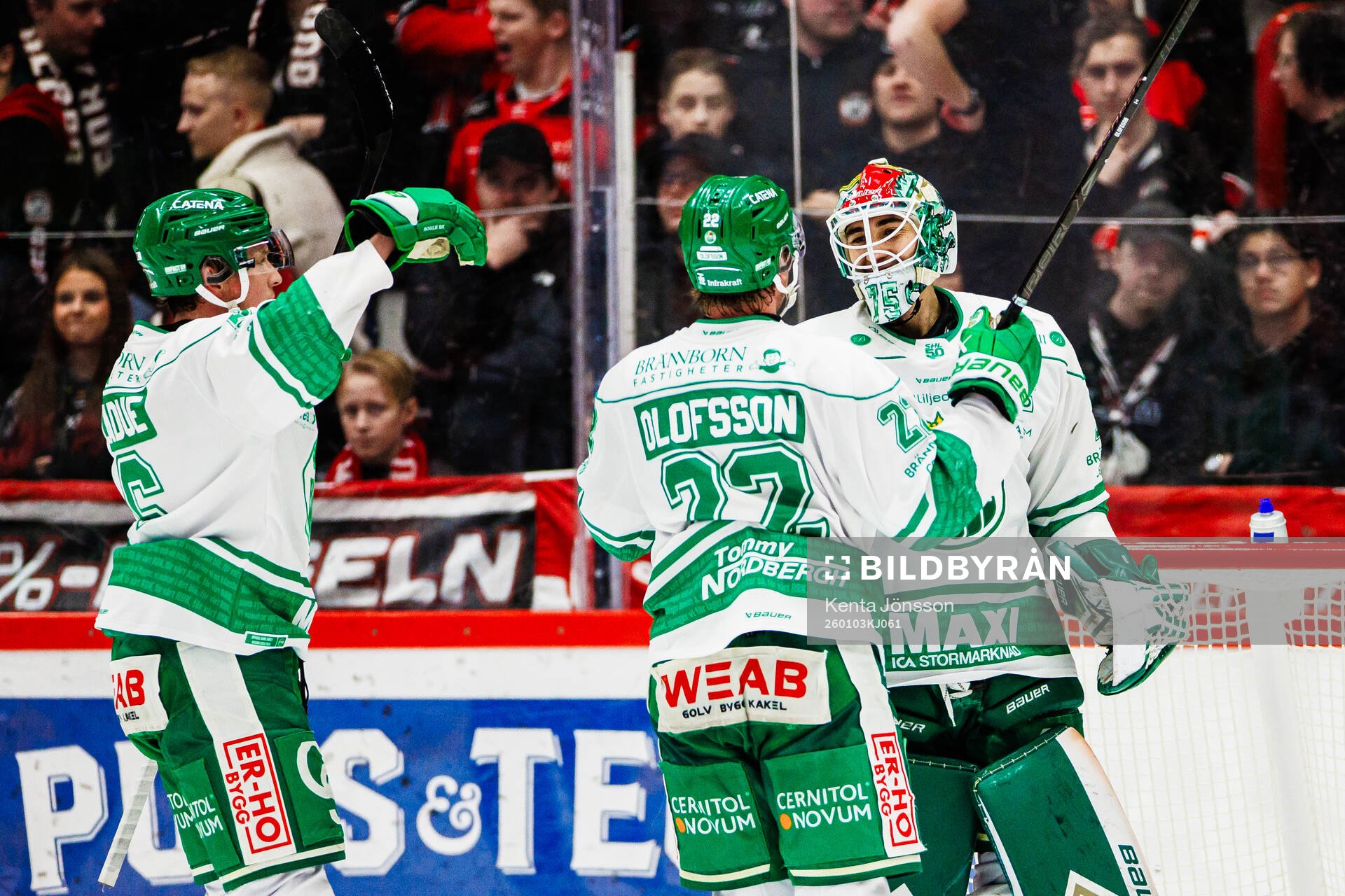 Rögles målvakt Arvid Holm jublar med Fredrik Olofsson
